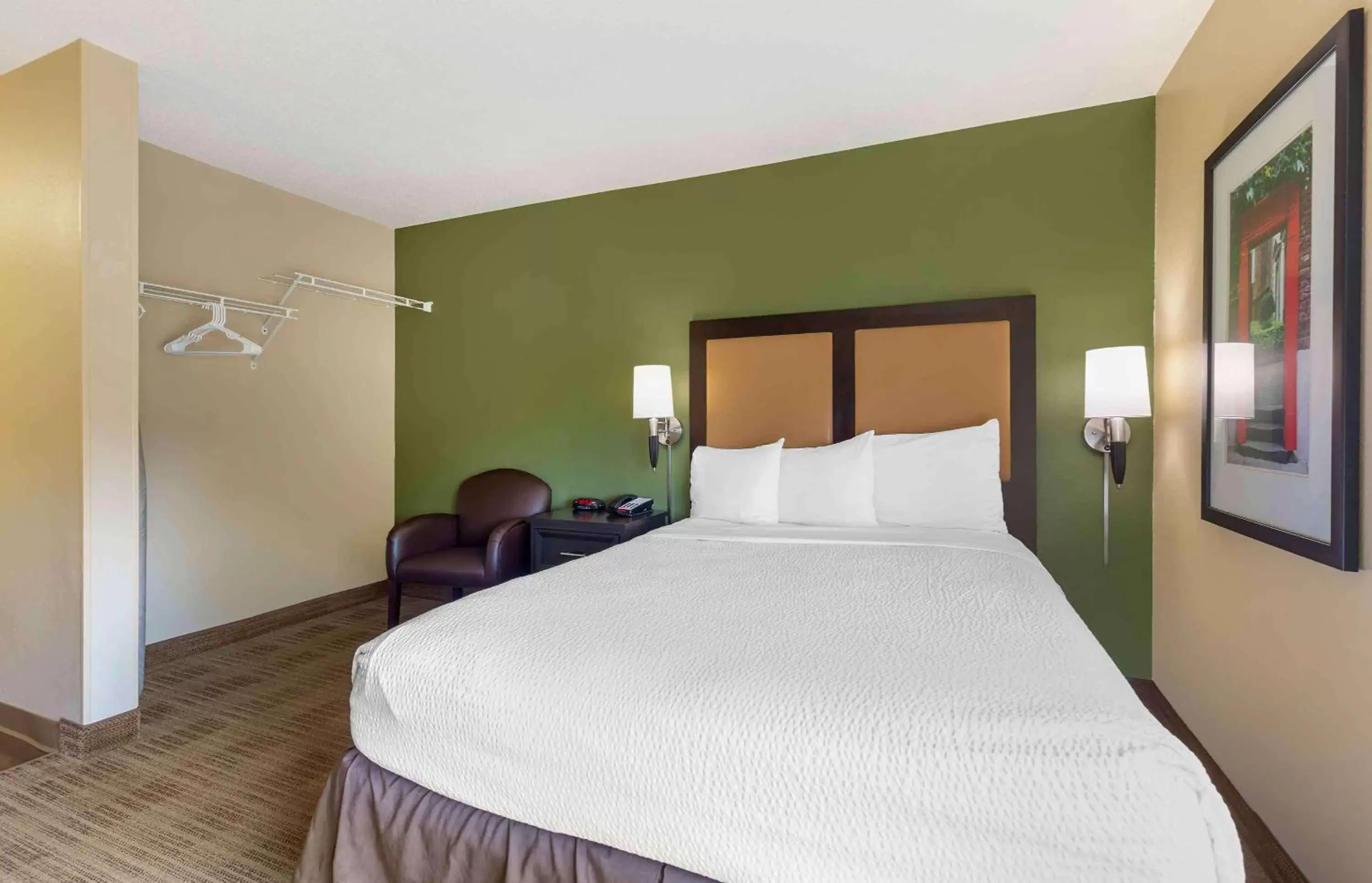 Bedroom, Bed in Extended Stay America Suites - Washington, DC - Tysons Corner