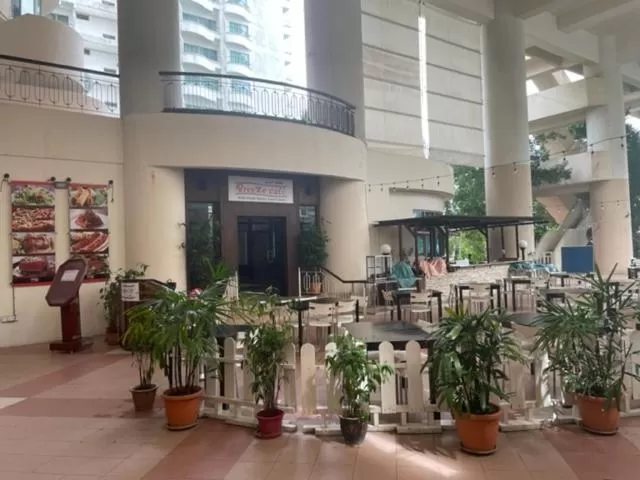 Restaurant/Places to Eat in Seaview Suite at Rainbow Paradise