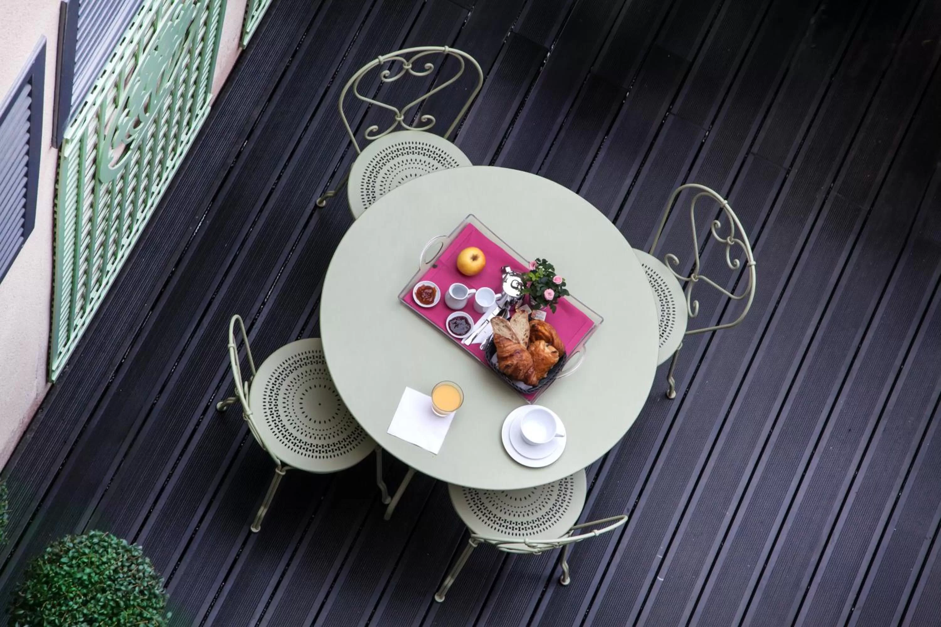 Patio in Le Mireille