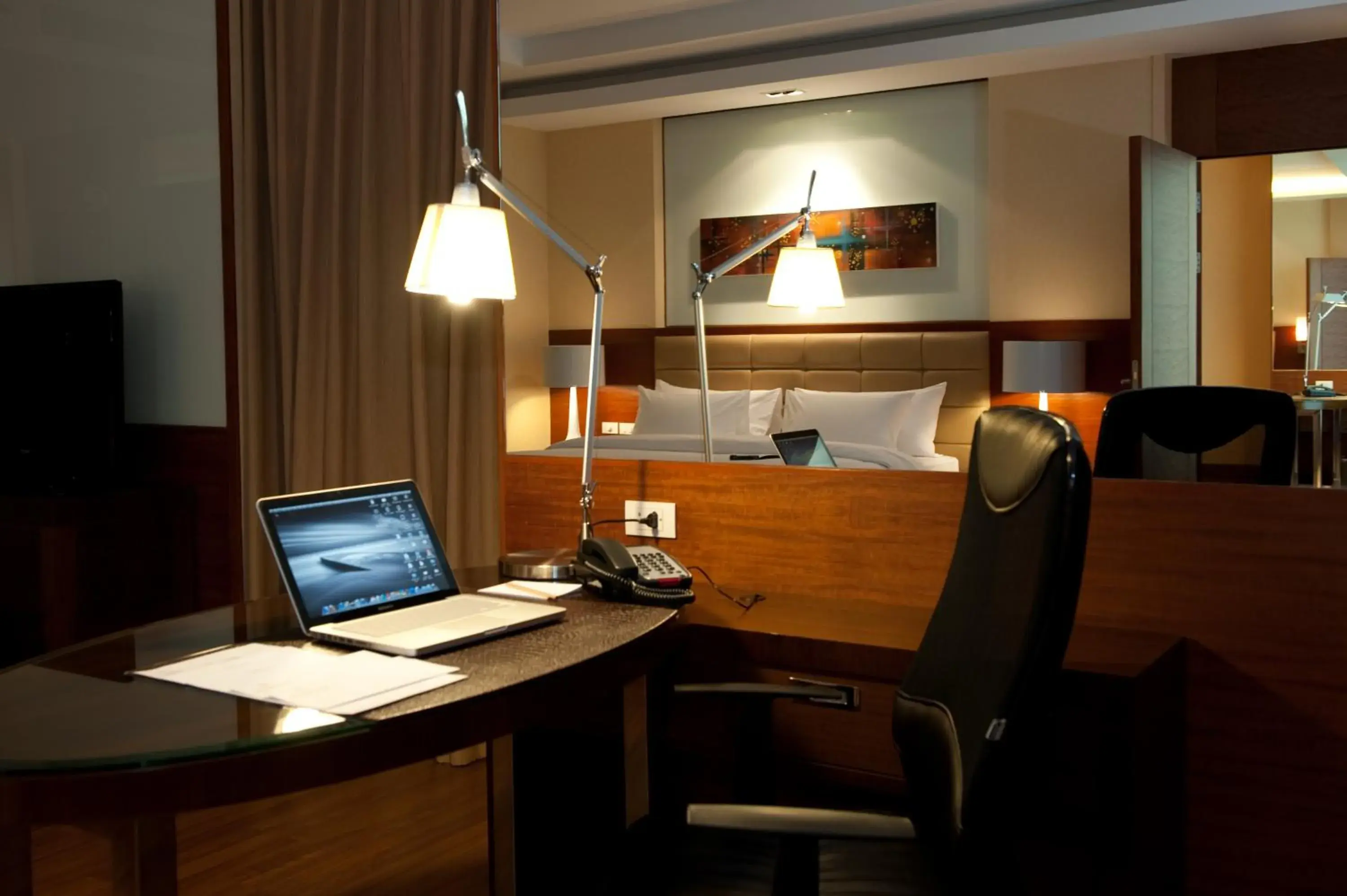 Business facilities, TV/Entertainment Center in The Grand Fourwings Convention hotel (SHA Extra Plus)