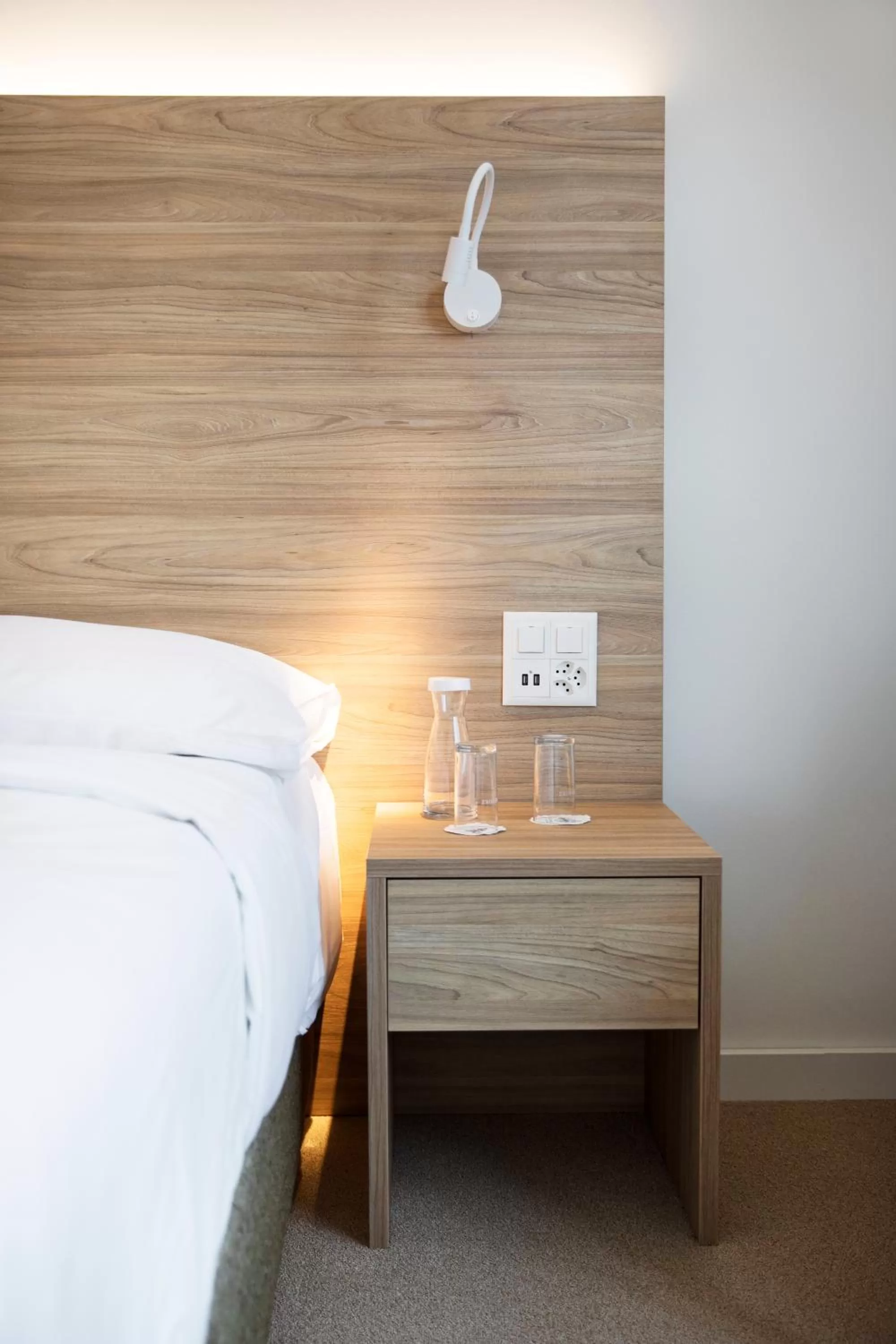 Bedroom, Bed in Continental Hotel Lausanne