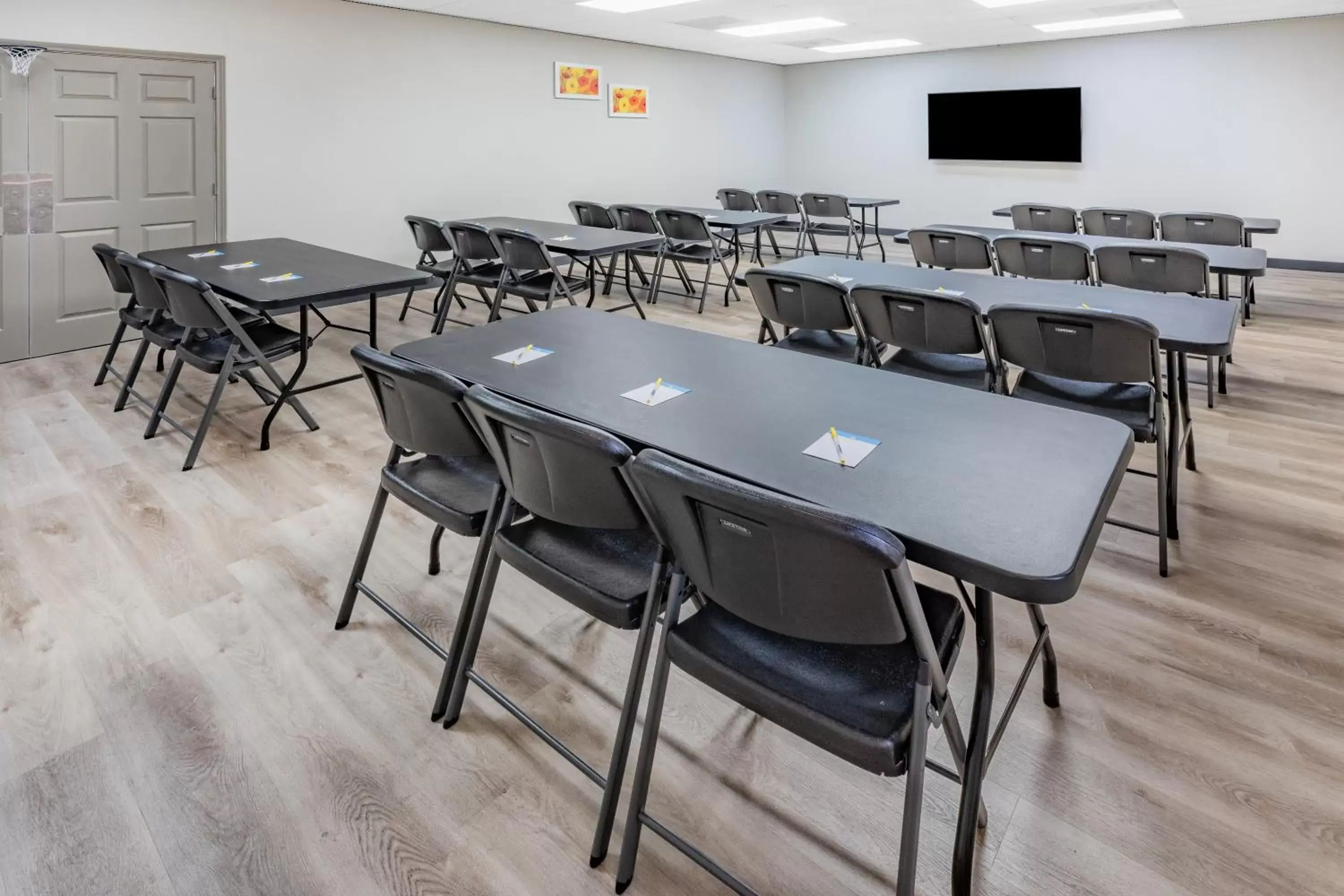 Meeting/conference room in Days Inn & Suites by Wyndham Huntsville