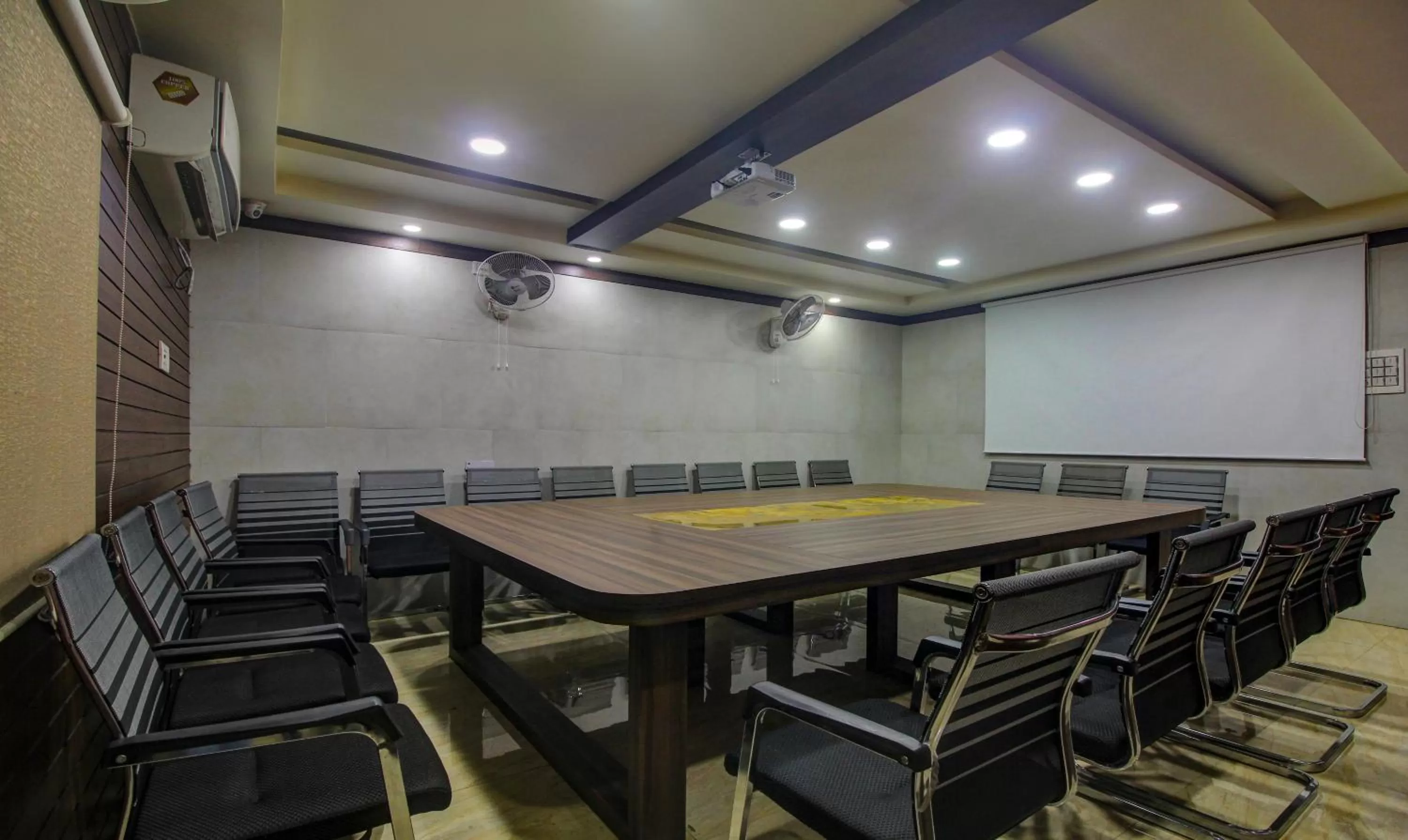 Meeting/conference room in Itsy By Treebo - Golden Fiesta