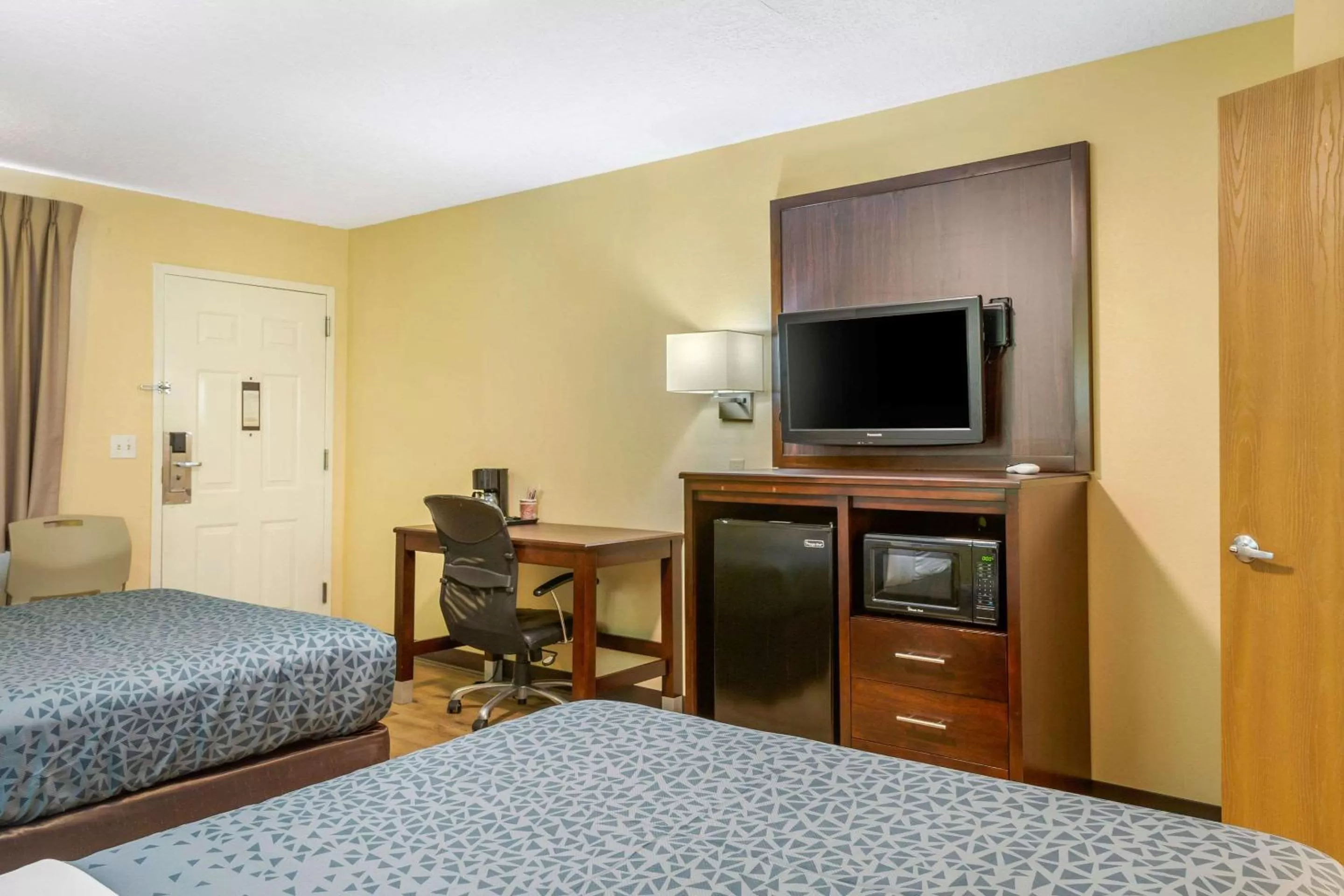 Photo of the whole room, Bed in Econo Lodge West - Coors Blvd