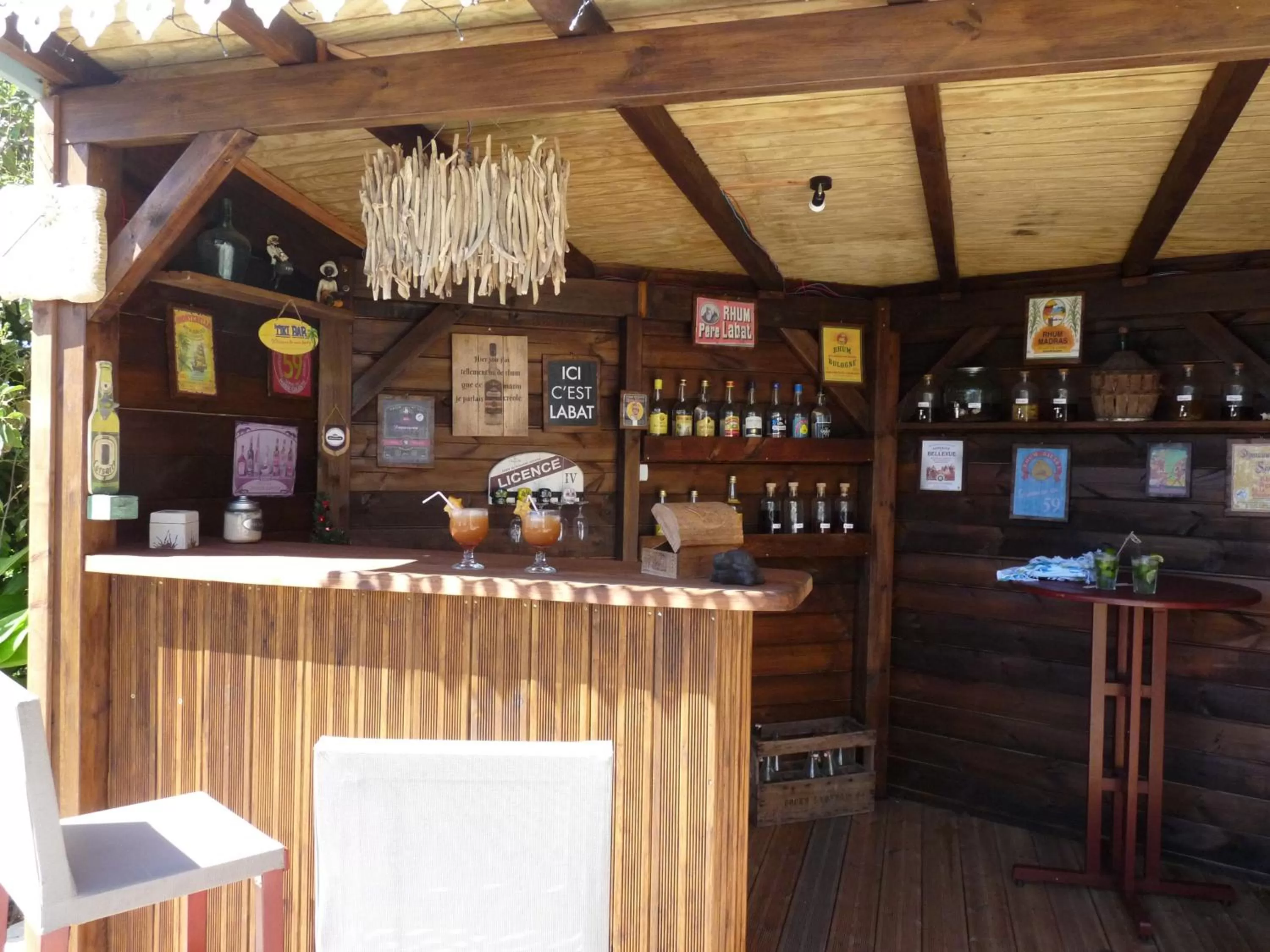Lounge or bar in BUNGALOW La Tortue Bleue
