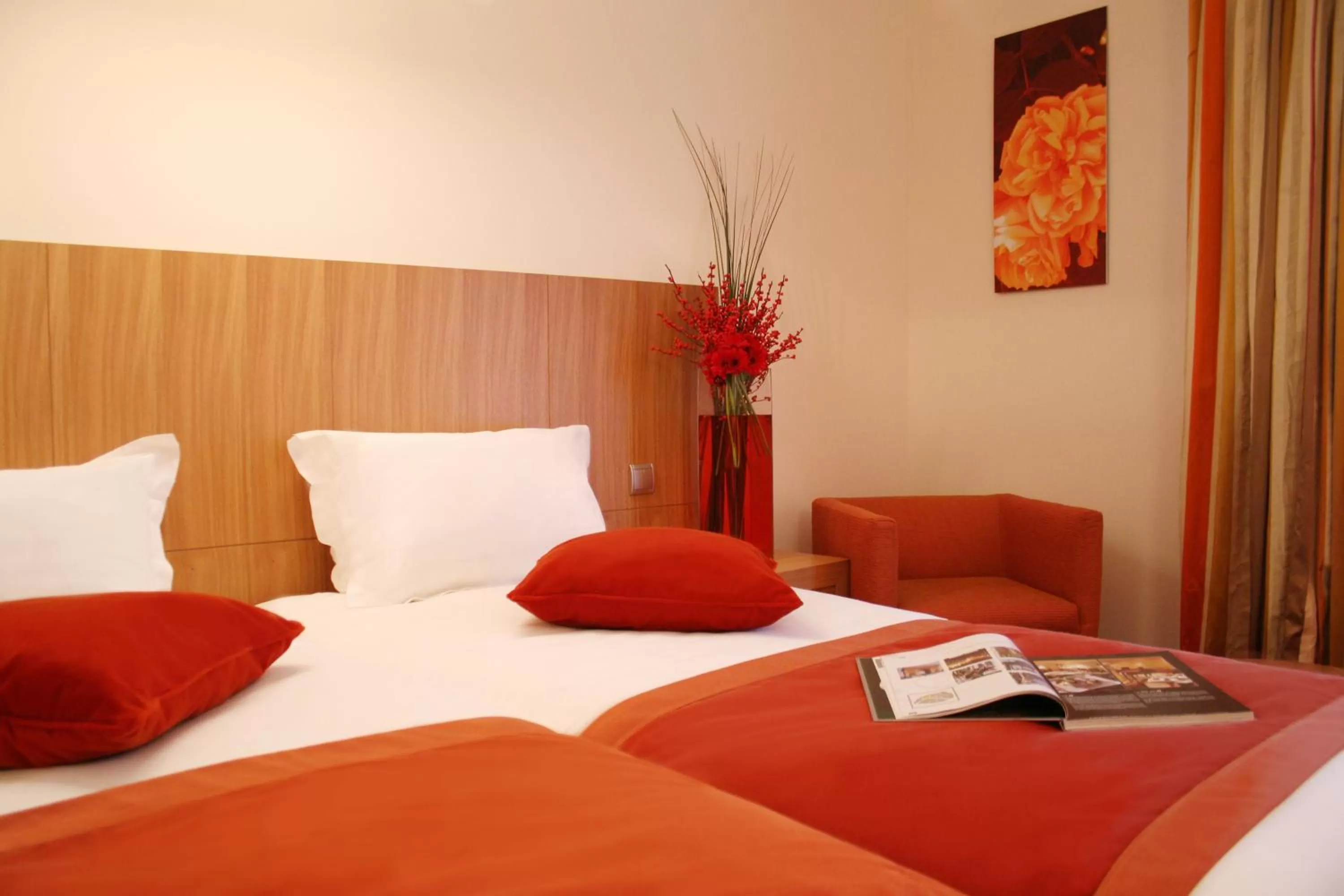 Bed in Westside Arc de Triomphe Hotel