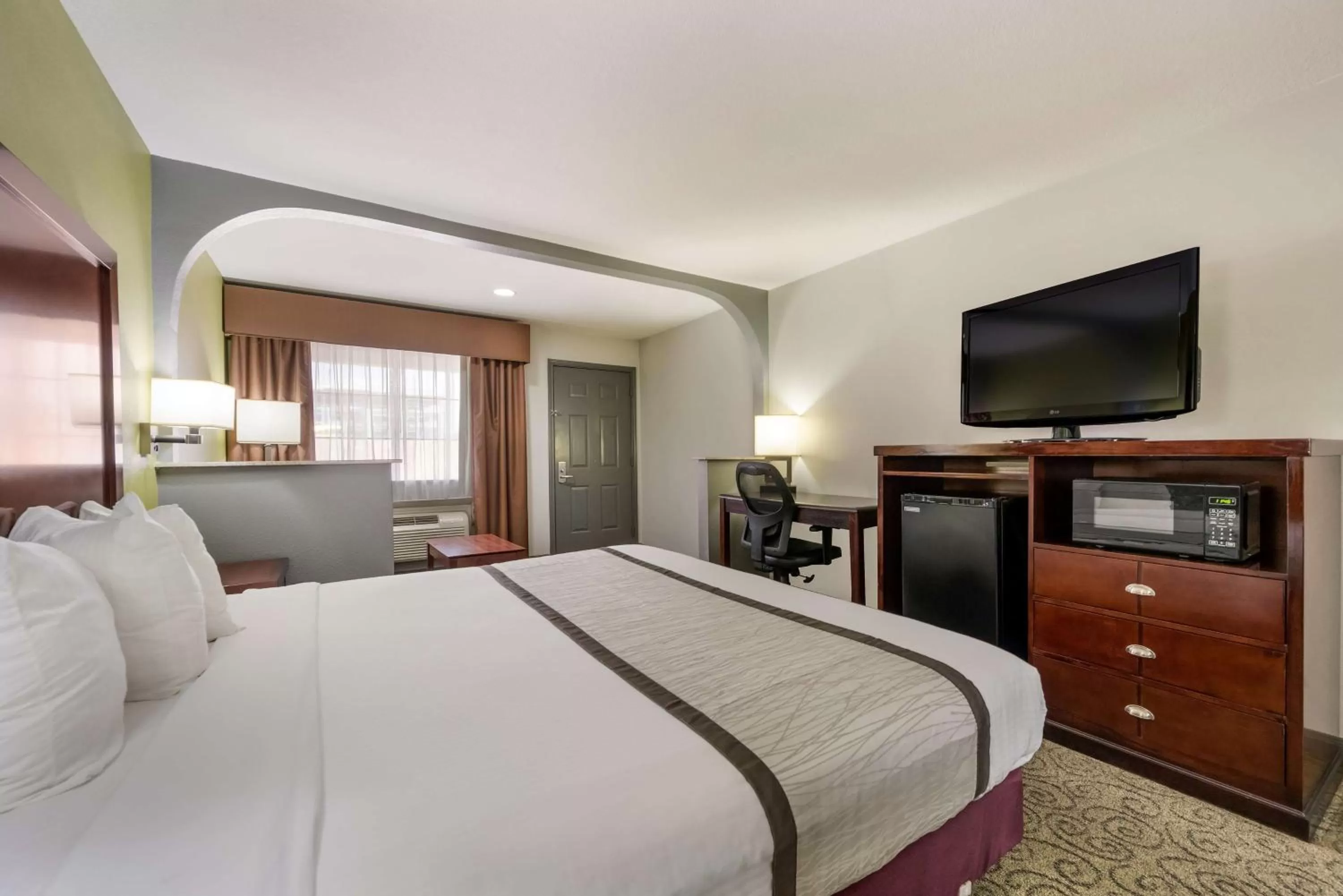 Bedroom, Bed in SureStay Hotel by Best Western Deer Park