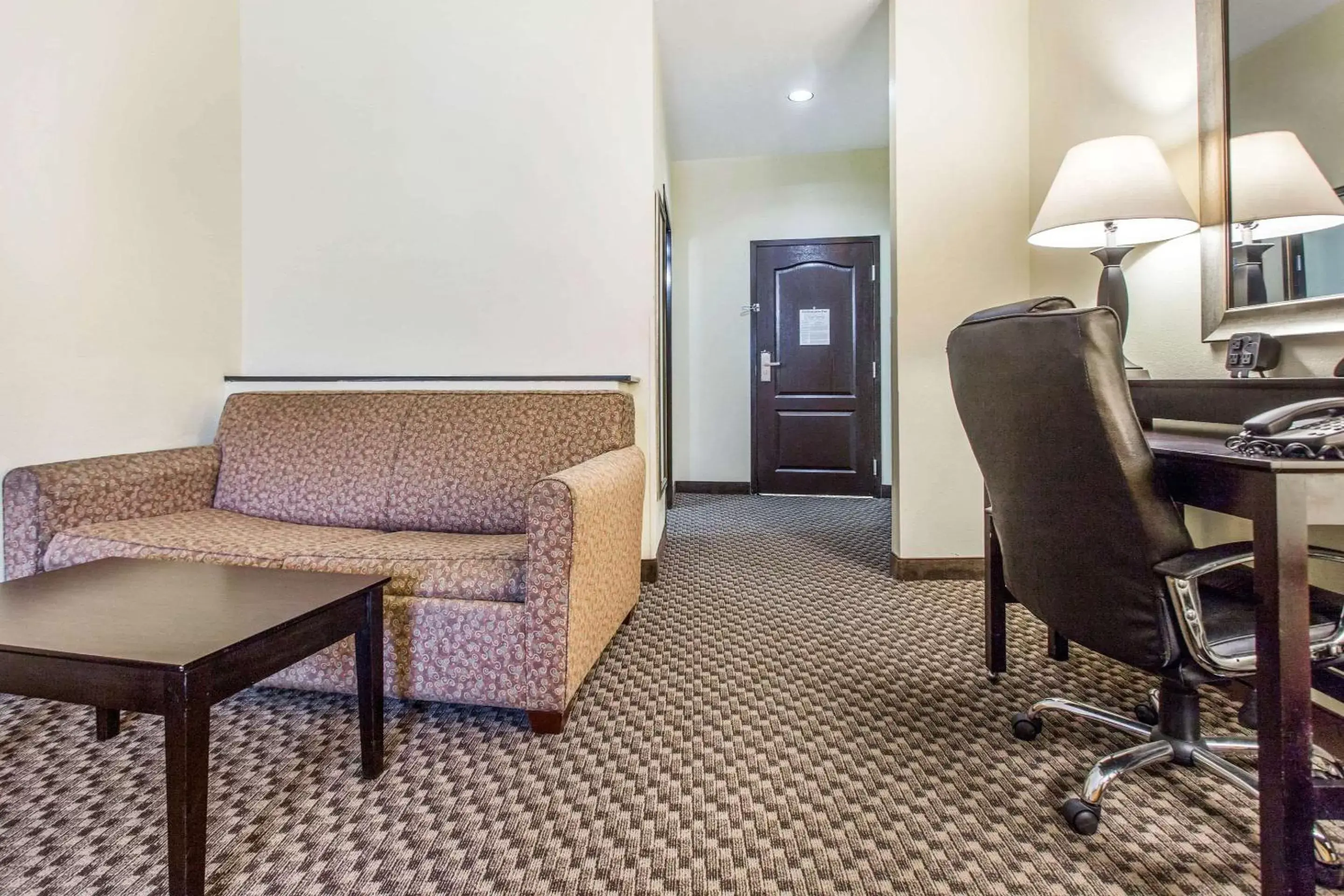 Photo of the whole room, Seating Area in Comfort Suites Clinton near Presbyterian College