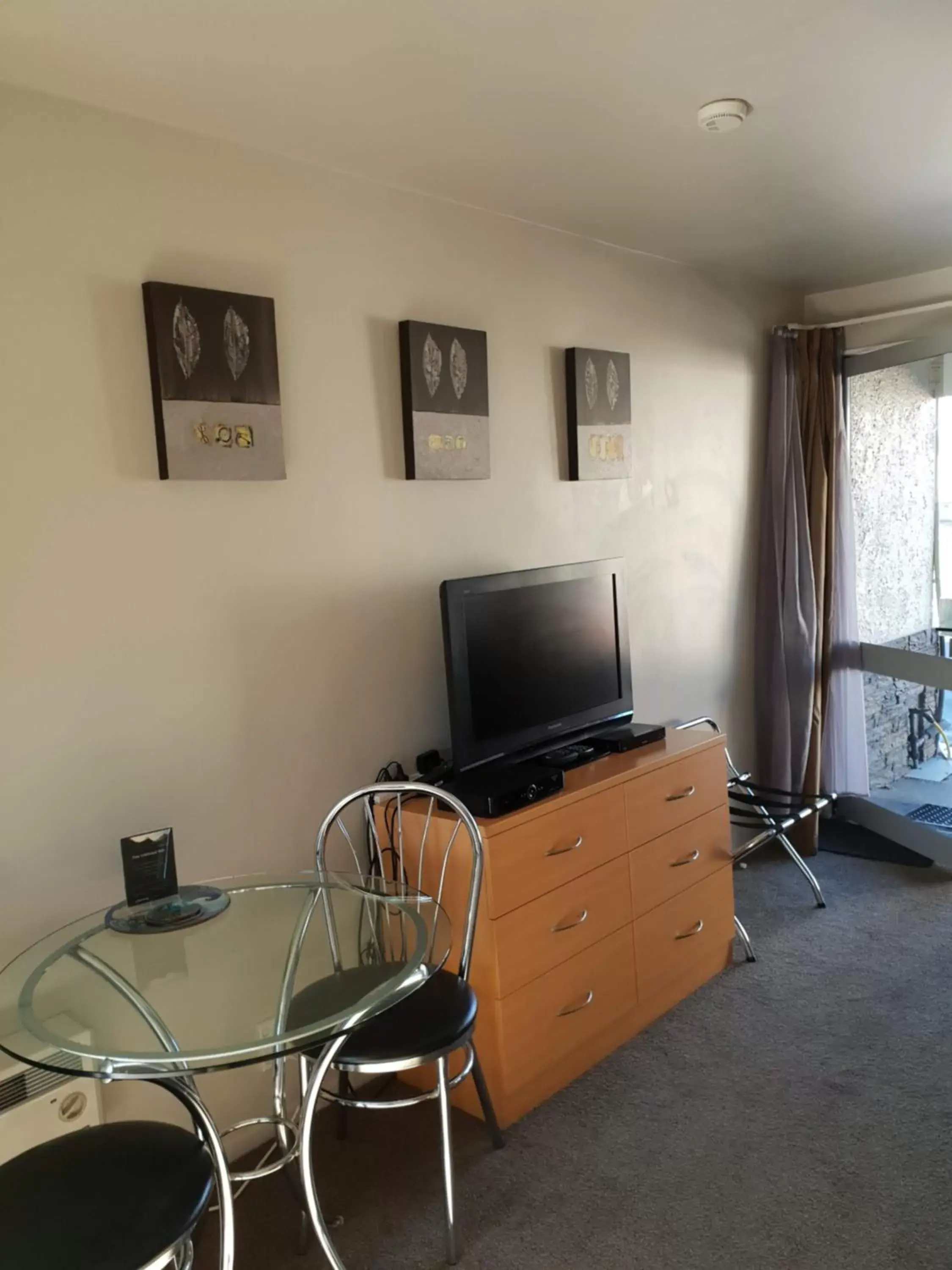 Living room, TV/Entertainment Center in Anchorage Motel Apartments