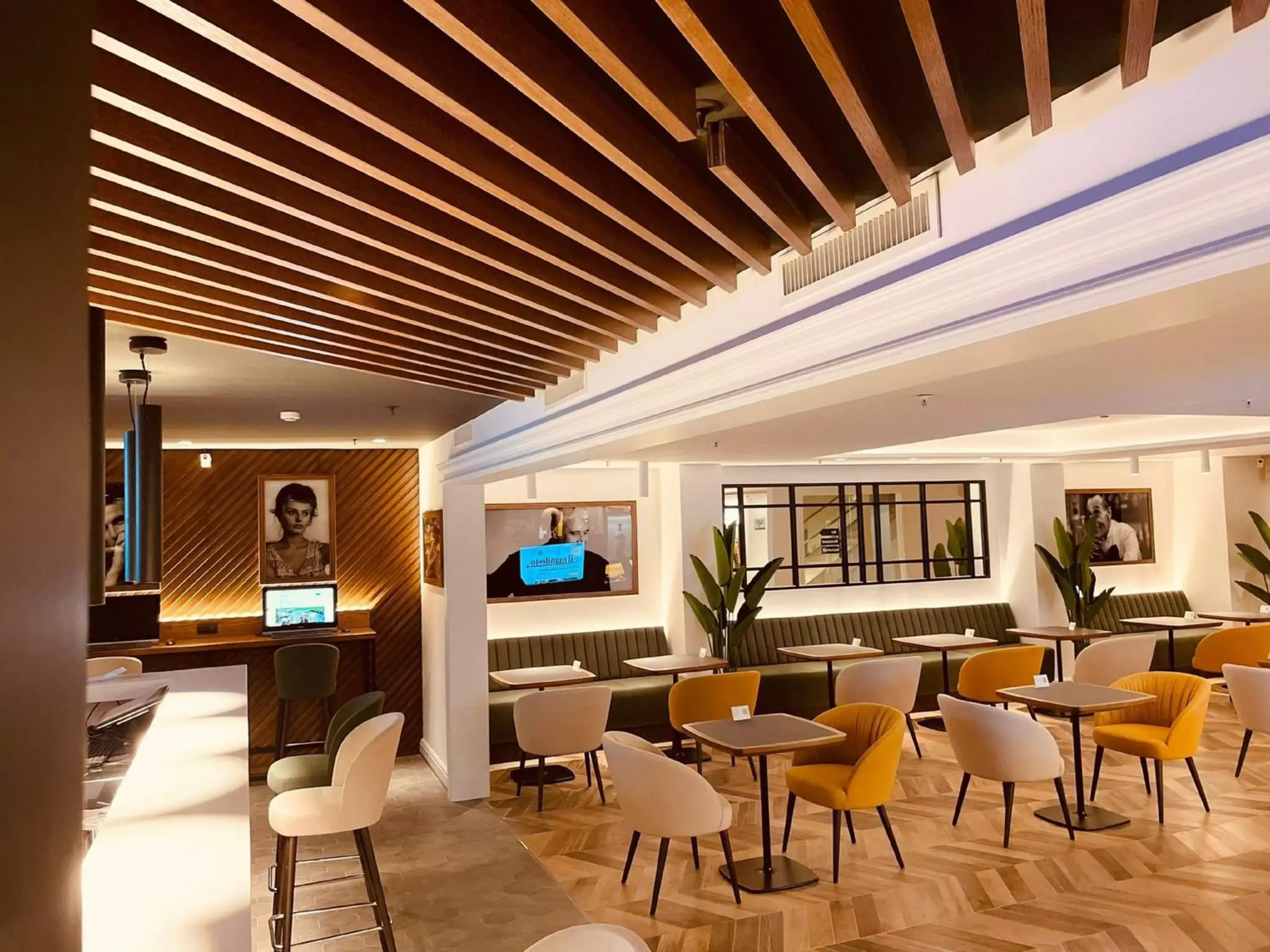 Lounge or bar, Restaurant/Places to Eat in Holiday Inn Naples, an IHG Hotel