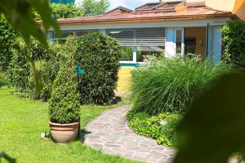 Facade/entrance, Garden in Hotel Garni Pölzl