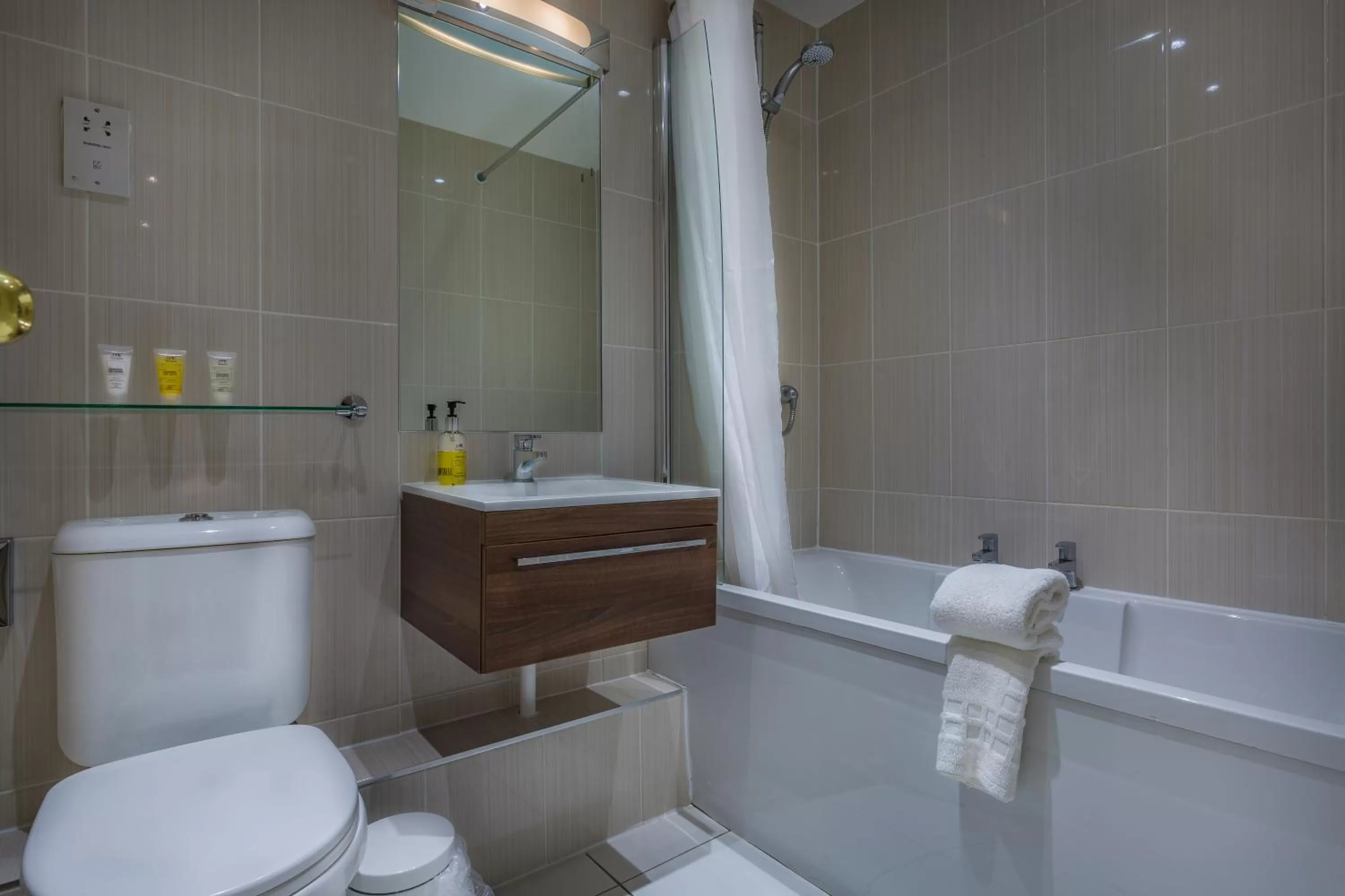 Bathroom in The Admiral Rodney Hotel, Horncastle, Lincolnshire - The Coaching Inn Group