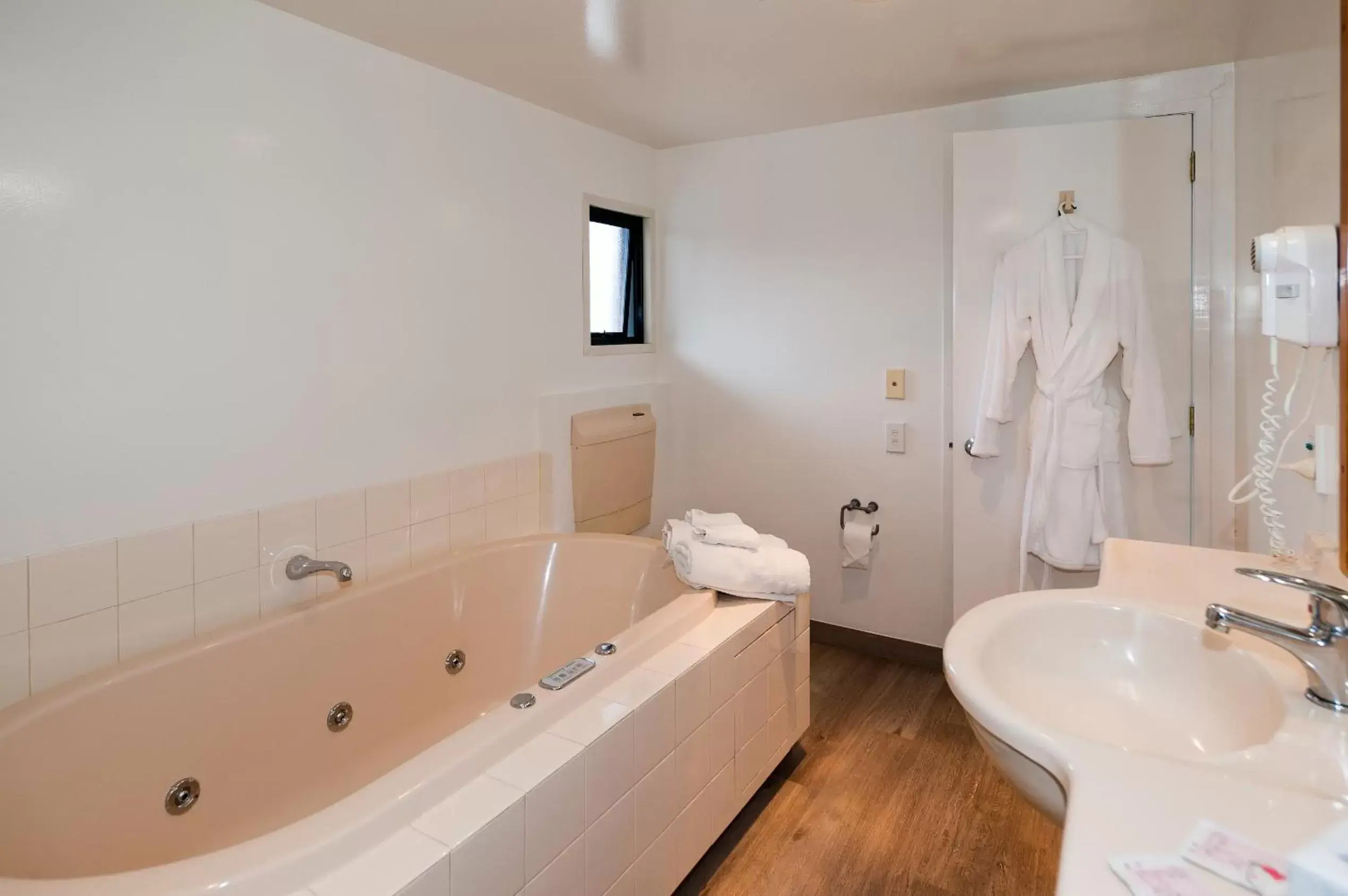 Shower, Bathroom in Country Glen Lodge