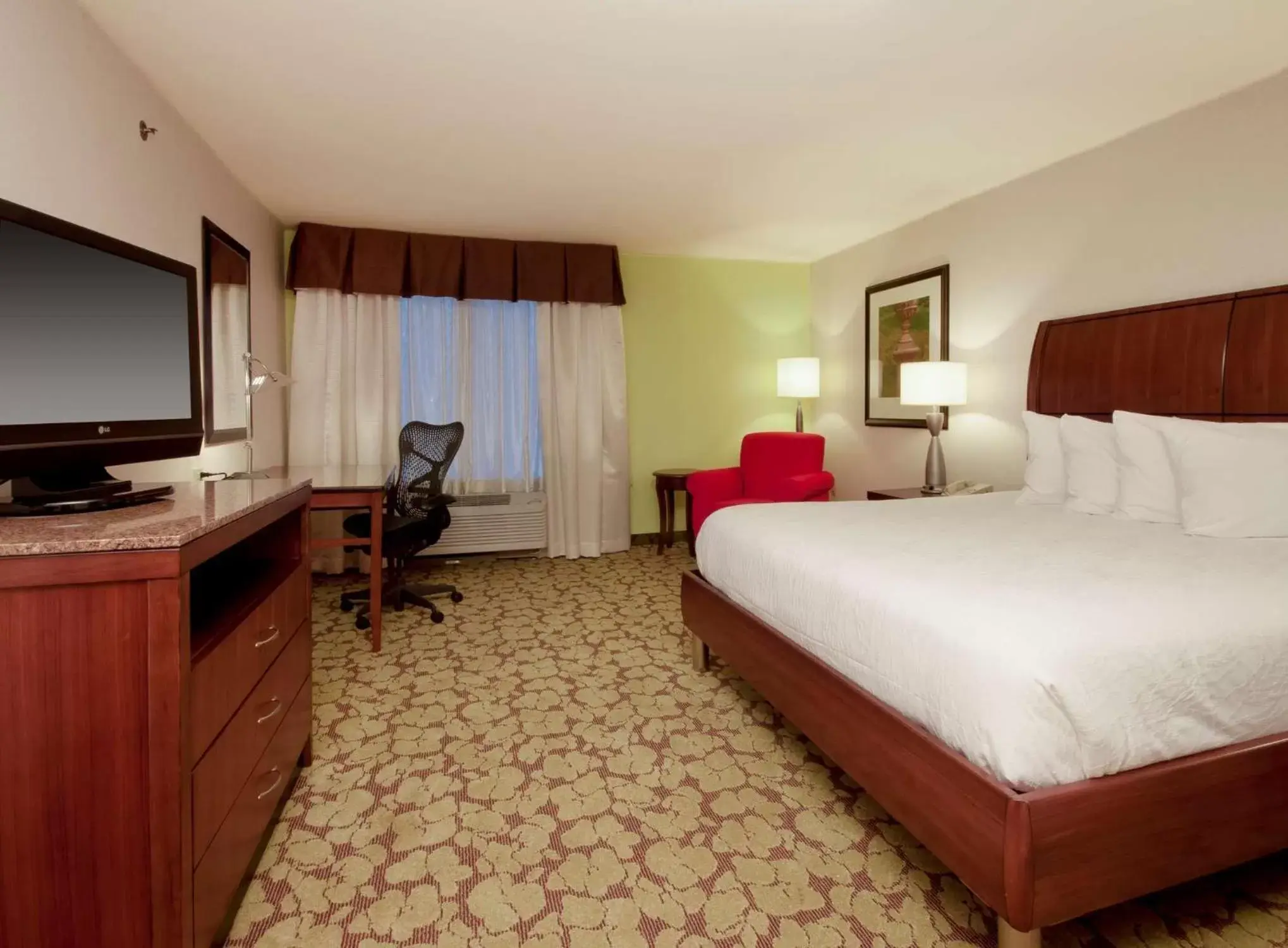 Bed, TV/Entertainment Center in Hilton Garden Inn Fort Worth/Fossil Creek