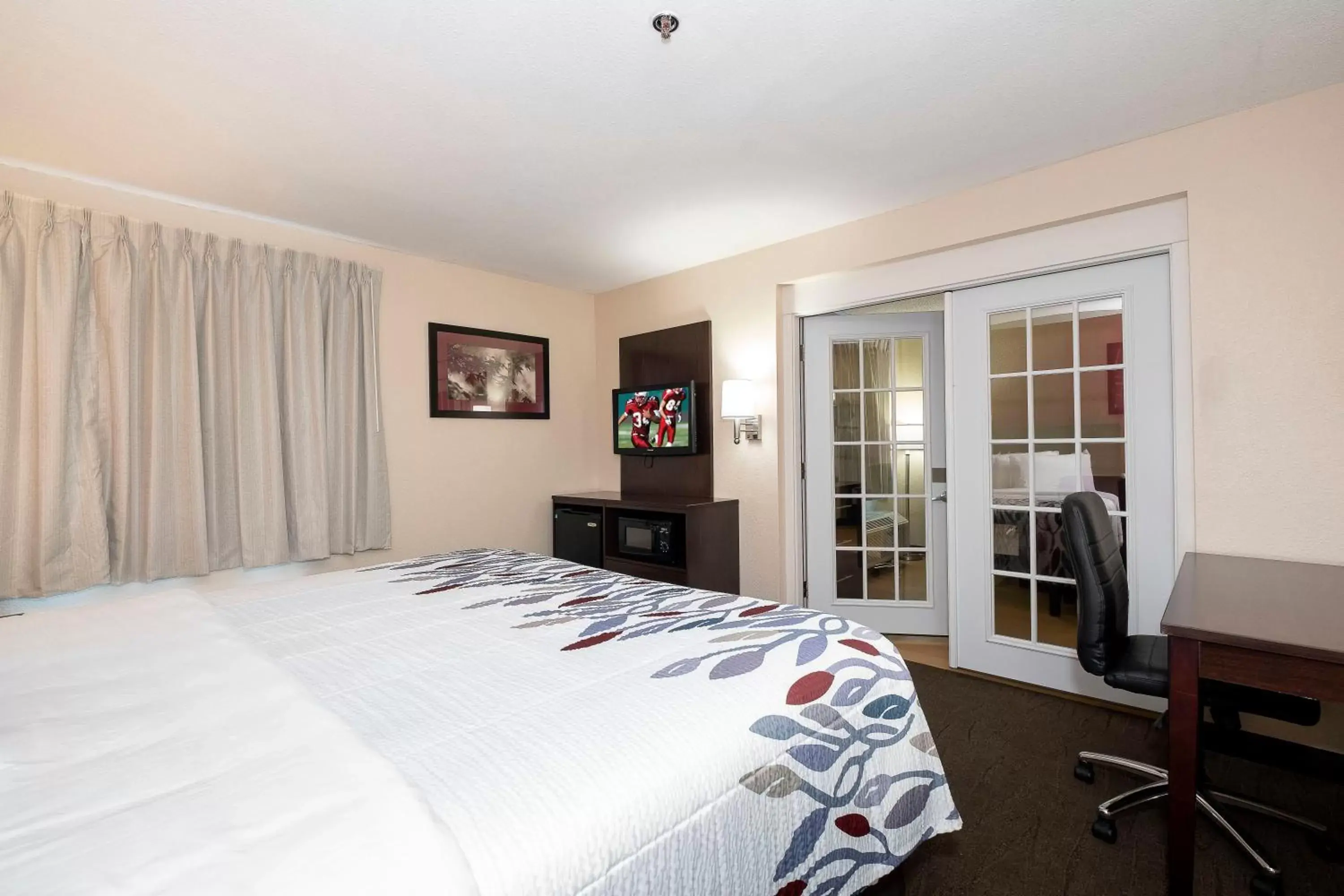 Photo of the whole room, Bed in Red Roof Inn PLUS+ Jacksonville – Southpoint