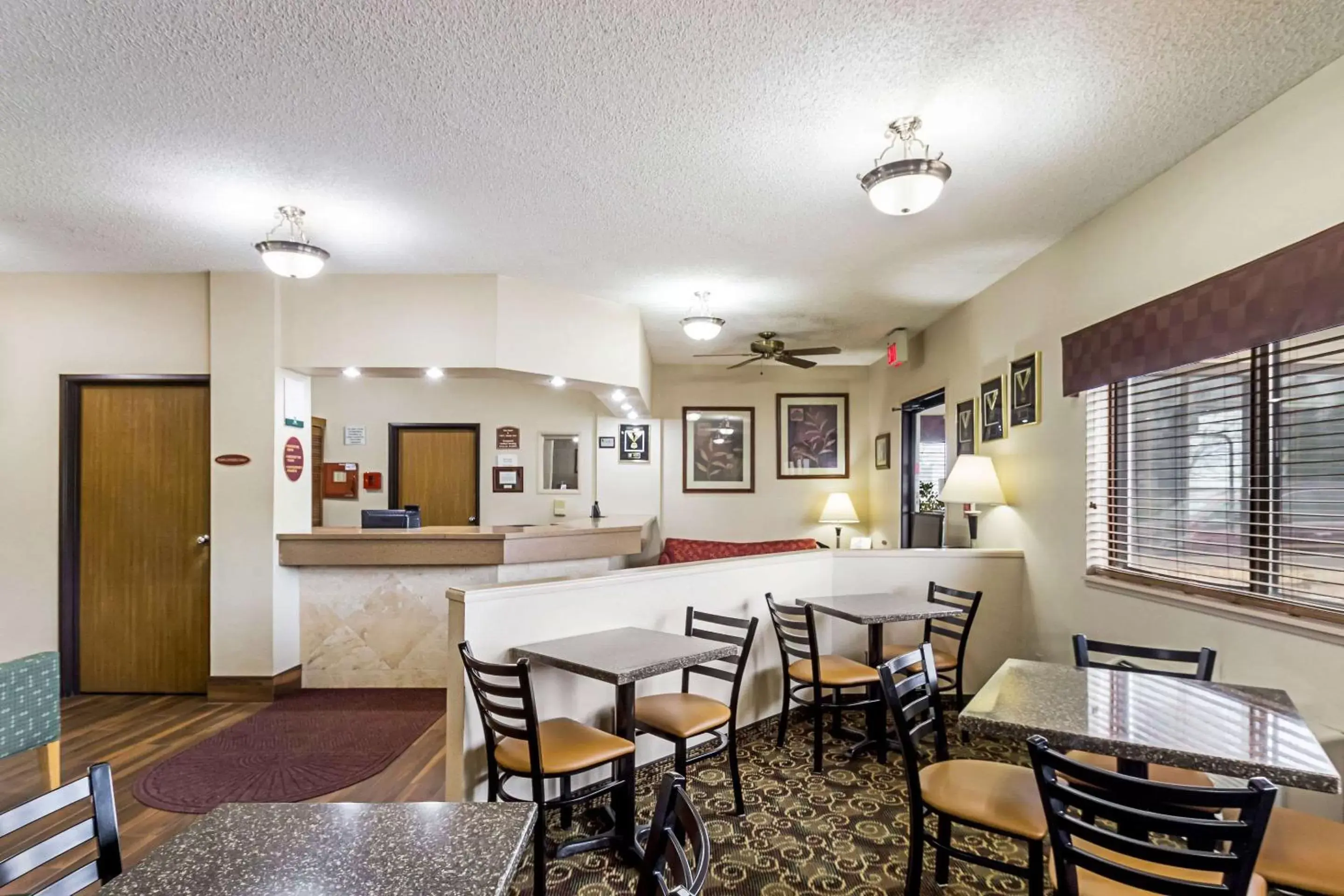 Restaurant/Places to Eat in Quality Inn Sheboygan