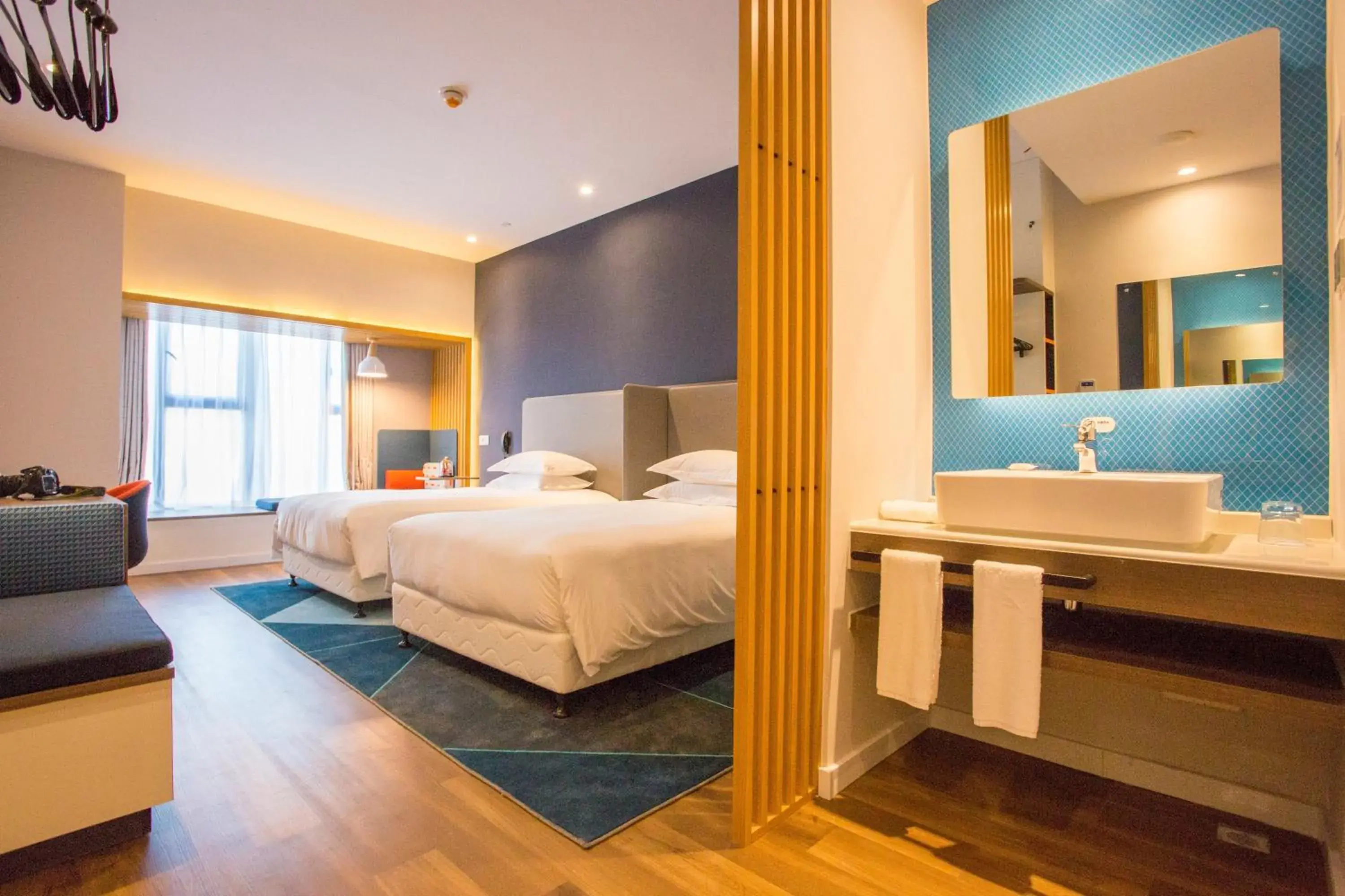 Photo of the whole room, Bed in Holiday Inn Express - Wuhan Optical Valley, an IHG Hotel