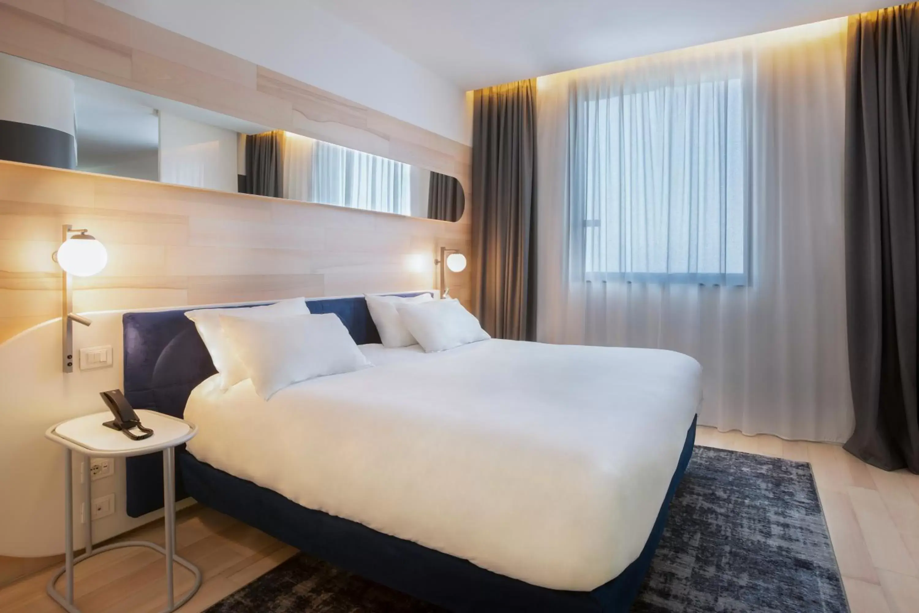 Bedroom, Bed in voco Milan-Fiere, an IHG Hotel