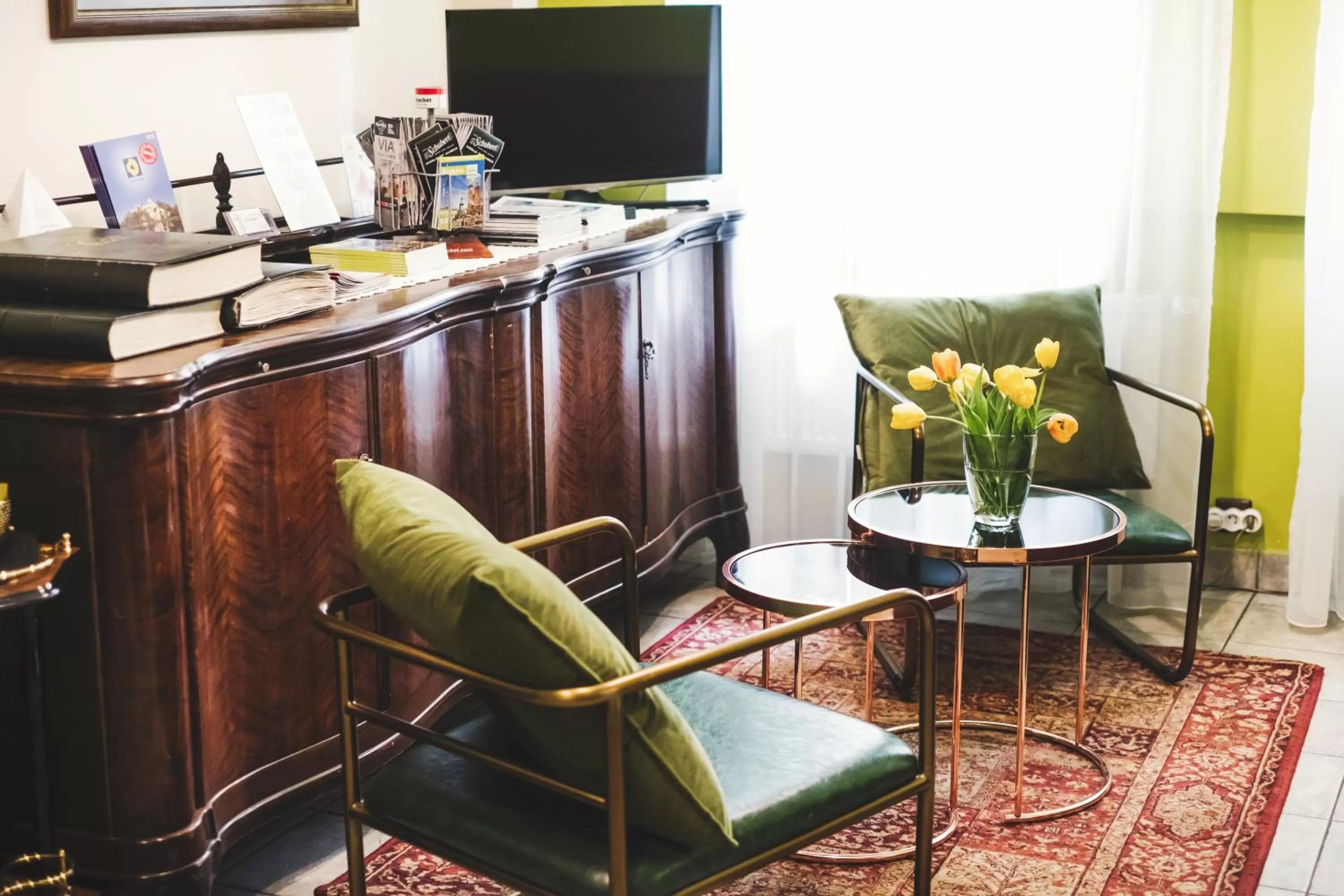 Communal lounge/ TV room in Hotel Eden