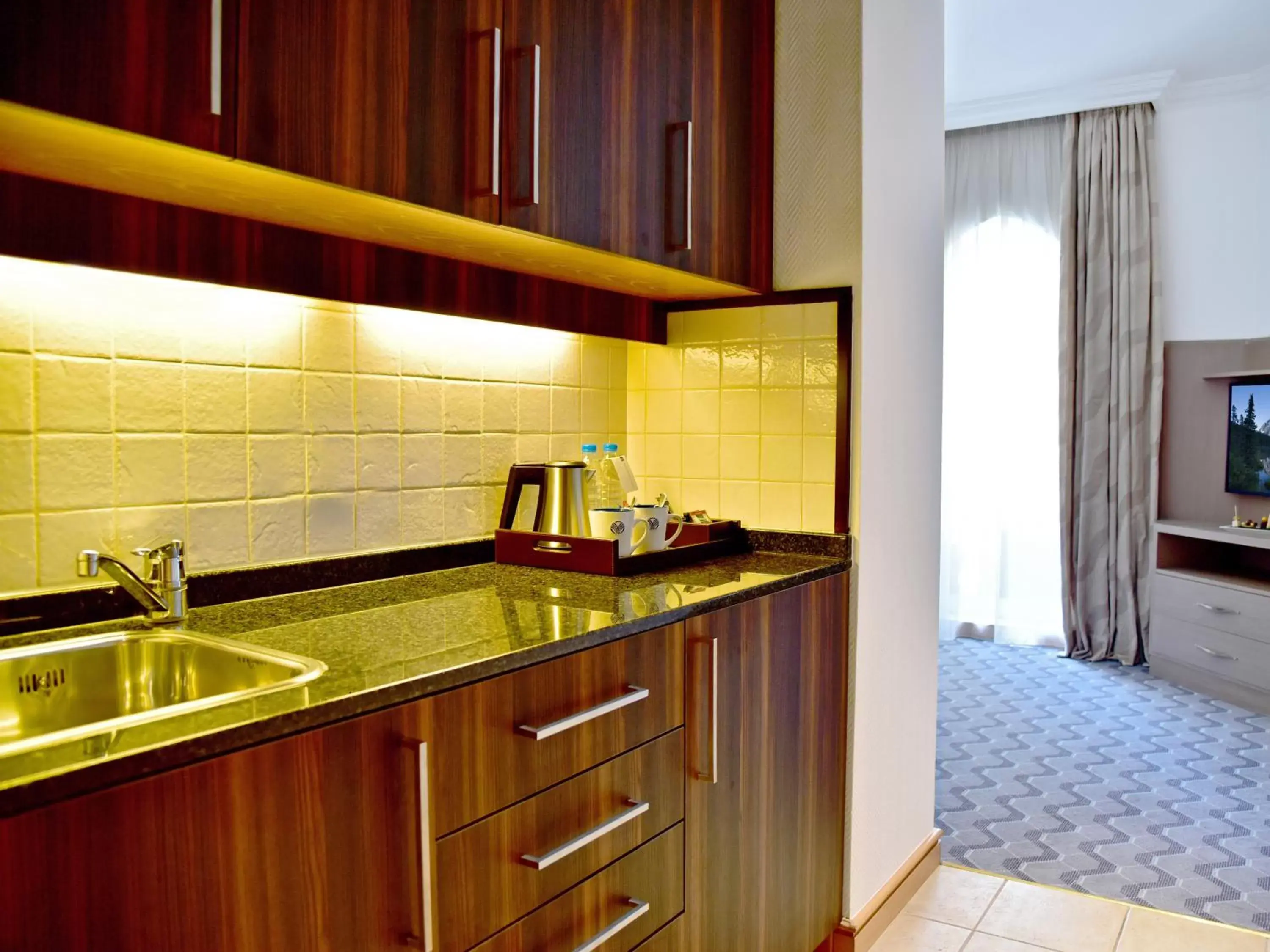 Coffee/tea facilities, Kitchen/Kitchenette in Gefinor Rotana – Beirut