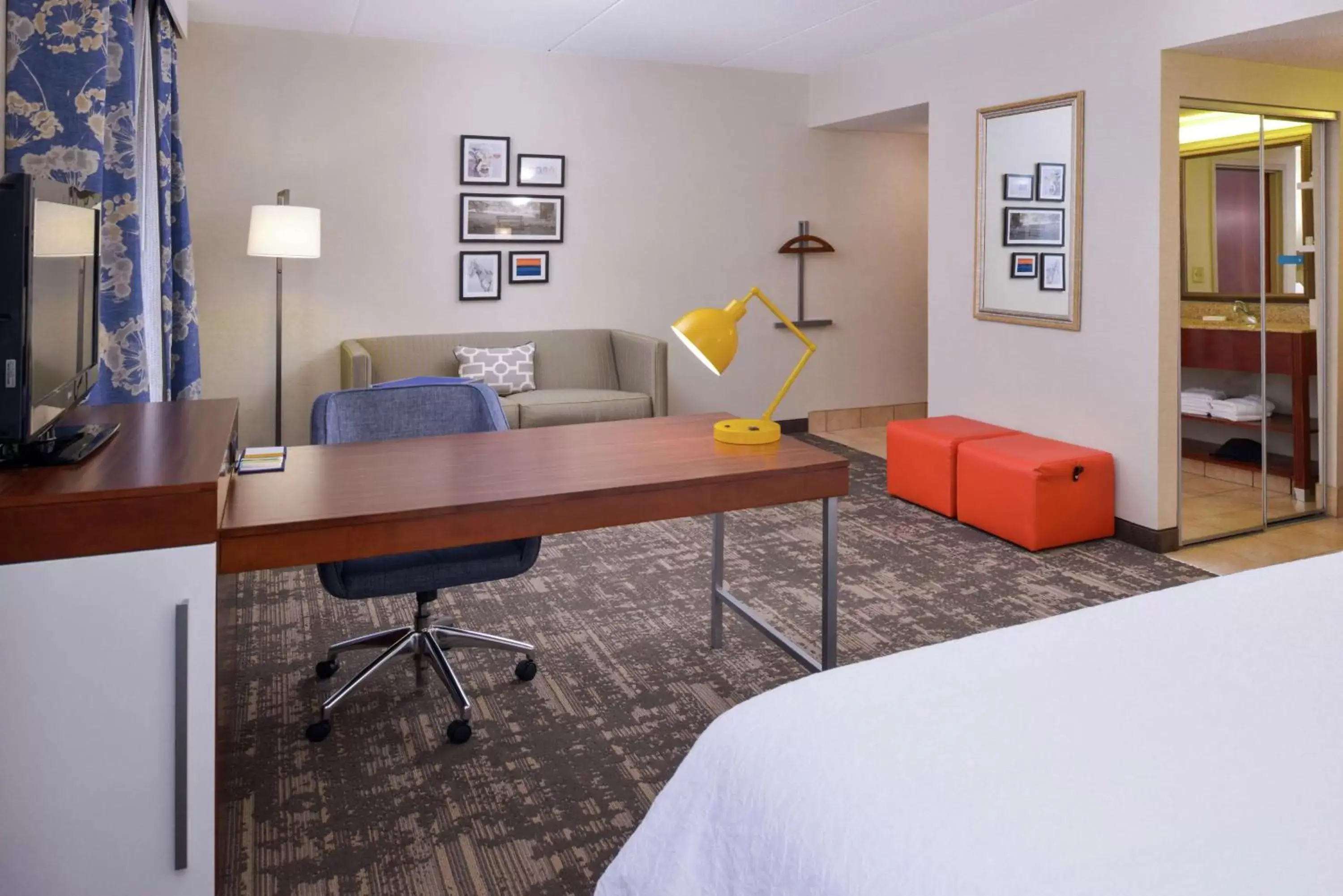 Bedroom, Seating Area in Hampton Inn & Suites Wilmington