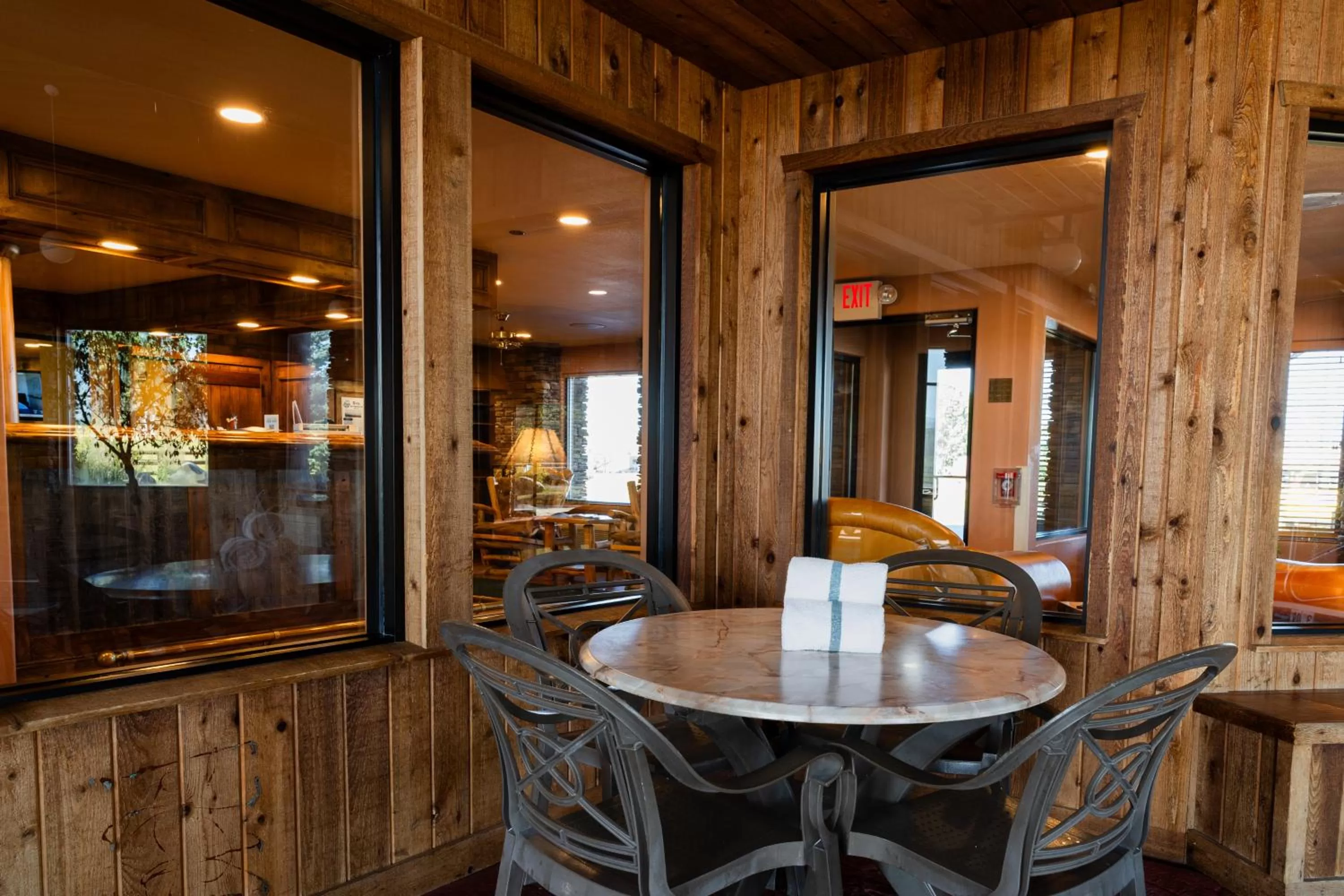 Seating area in Pinedale Hotel & Suites