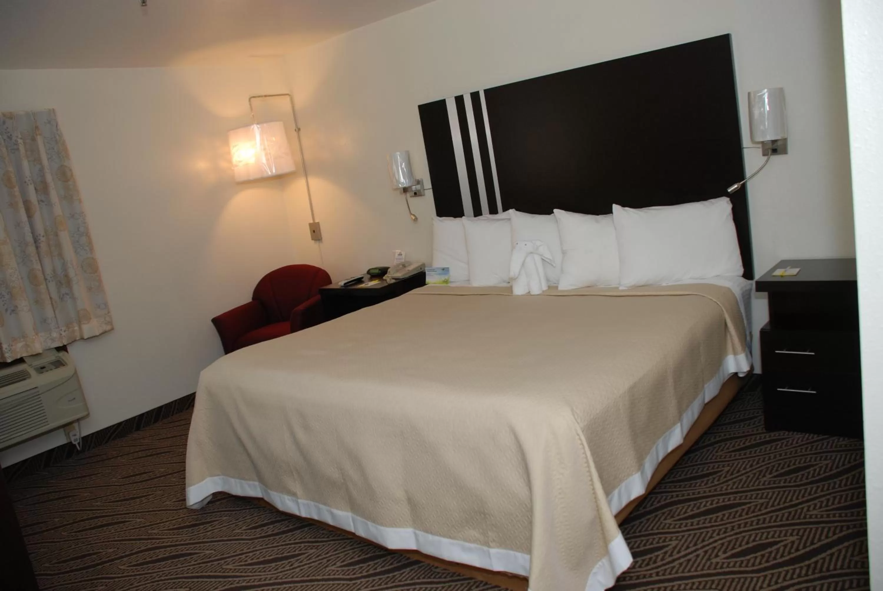 Bed in Days Inn by Wyndham Dyersburg