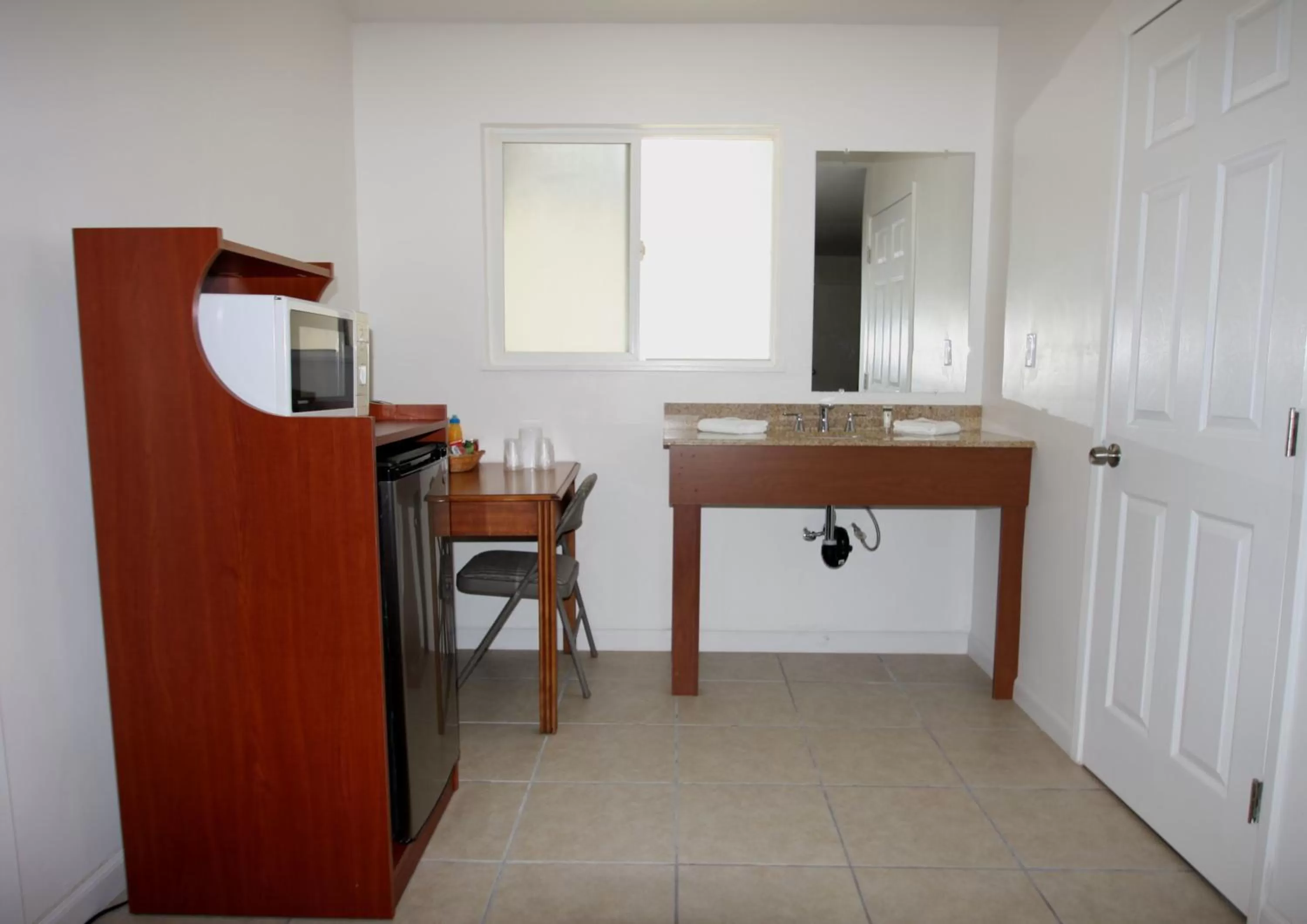 Photo of the whole room, Kitchen/Kitchenette in Redwood Inn