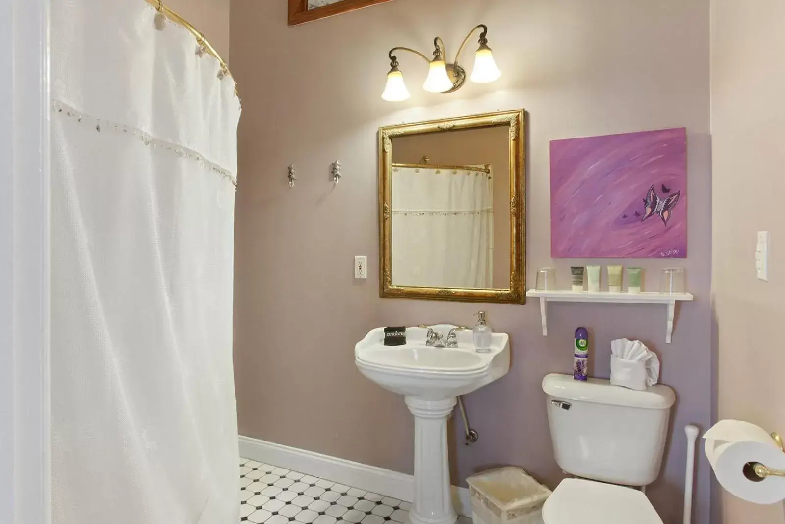 Bathroom in Surf Song Bed & Breakfast