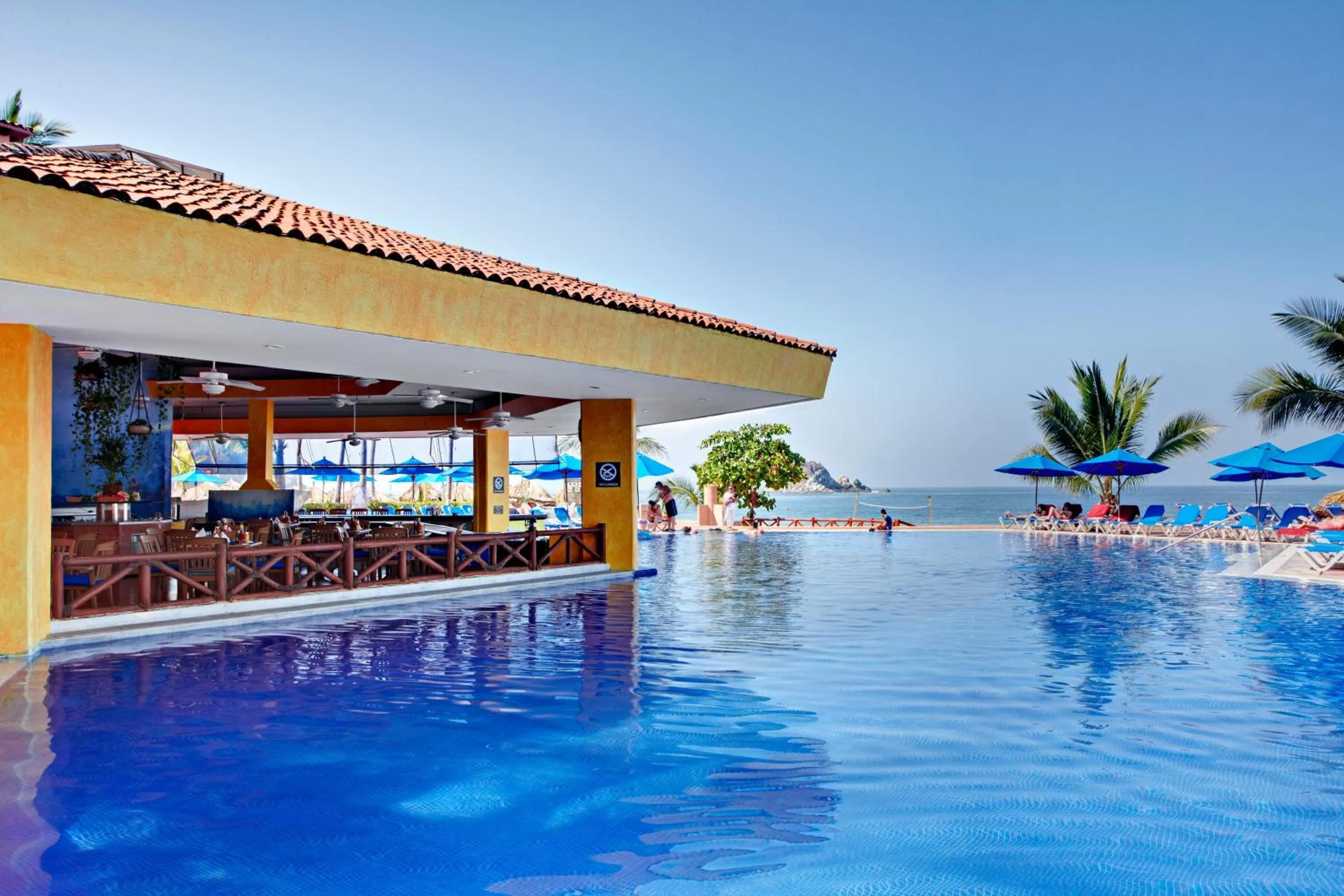 Swimming pool in Barceló Ixtapa - All Inclusive