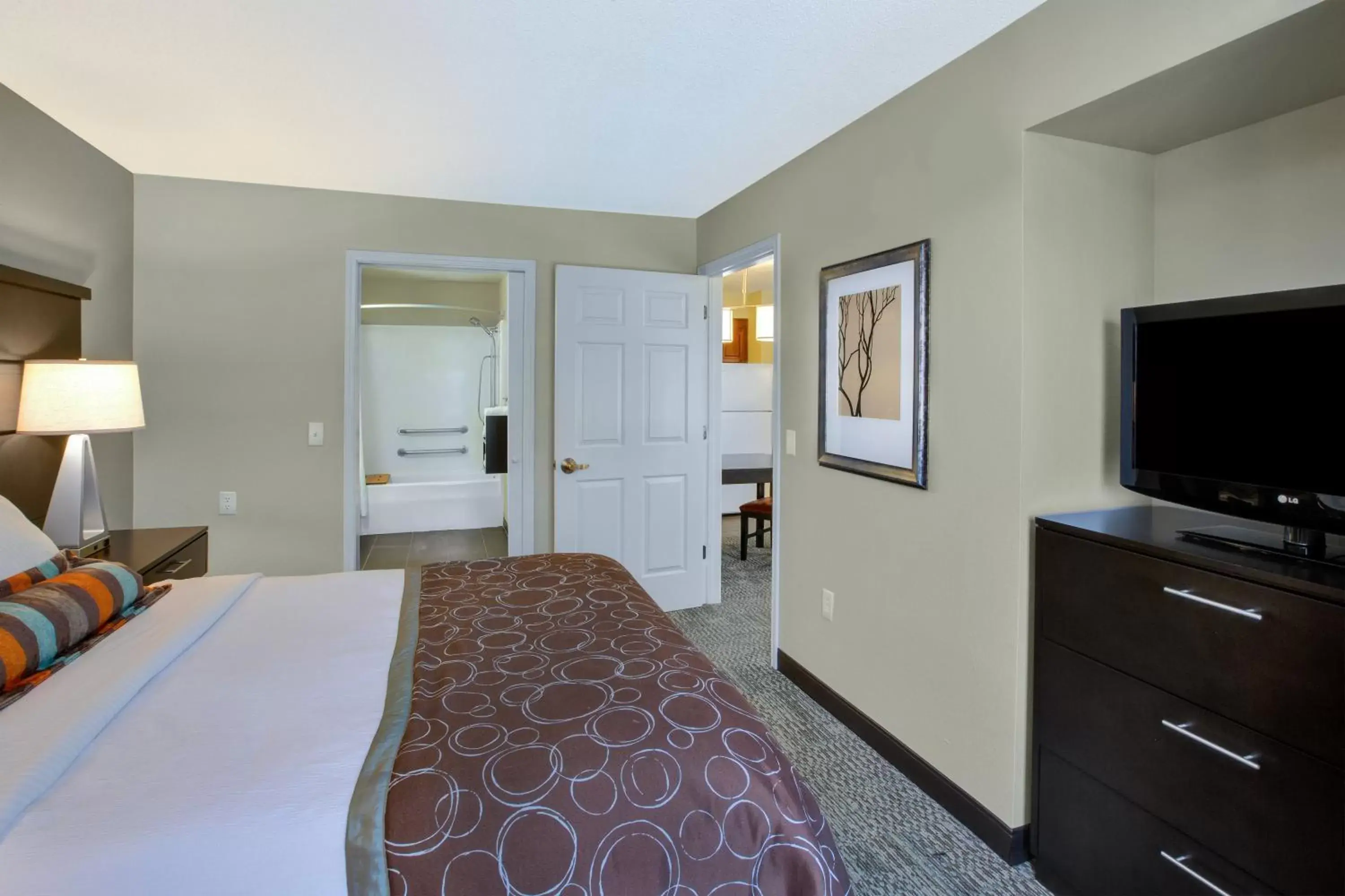 Photo of the whole room, Bed in Staybridge Suites Louisville - East, an IHG Hotel