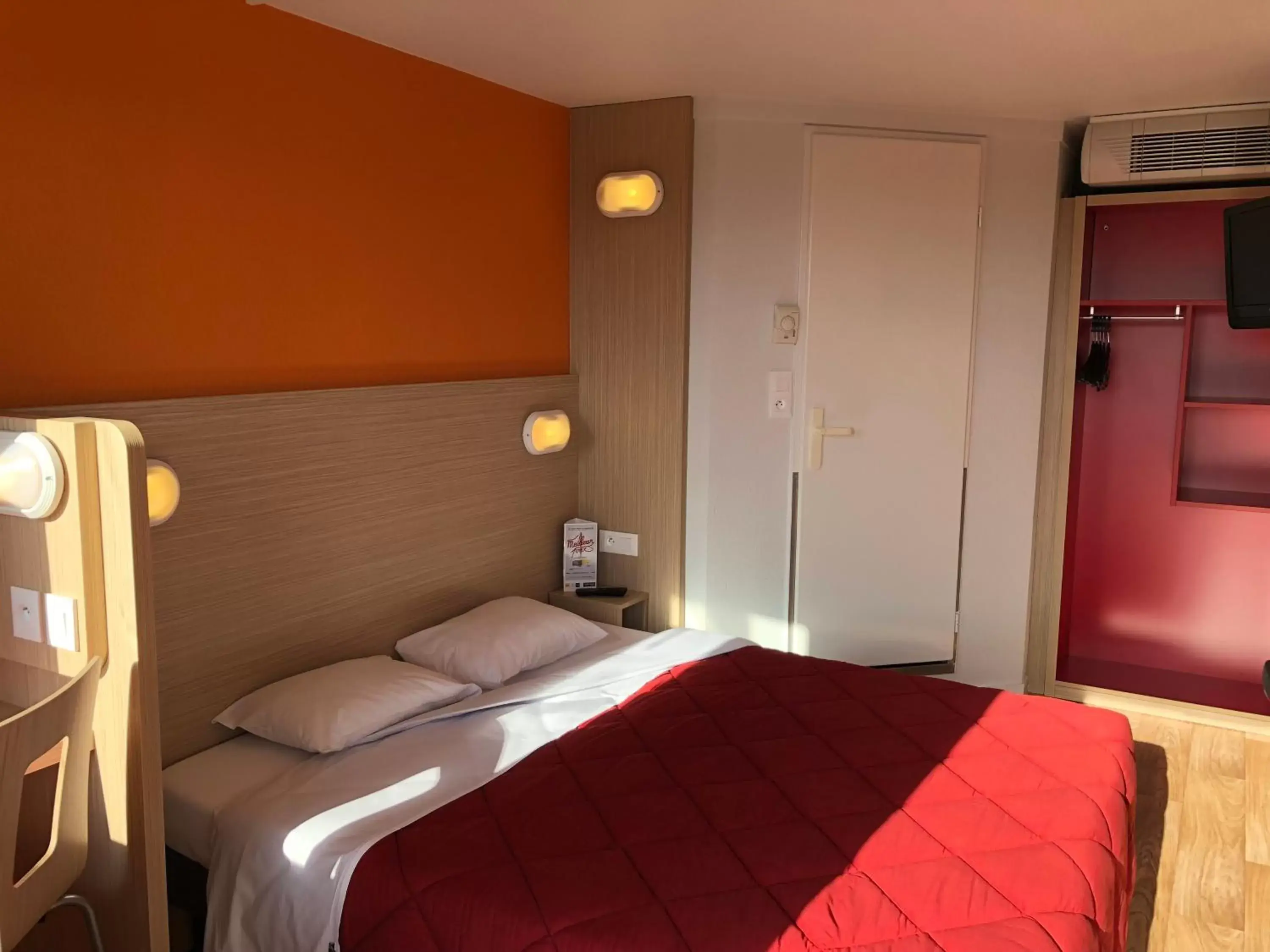 Photo of the whole room, Bed in Premiere Classe Perpignan Sud