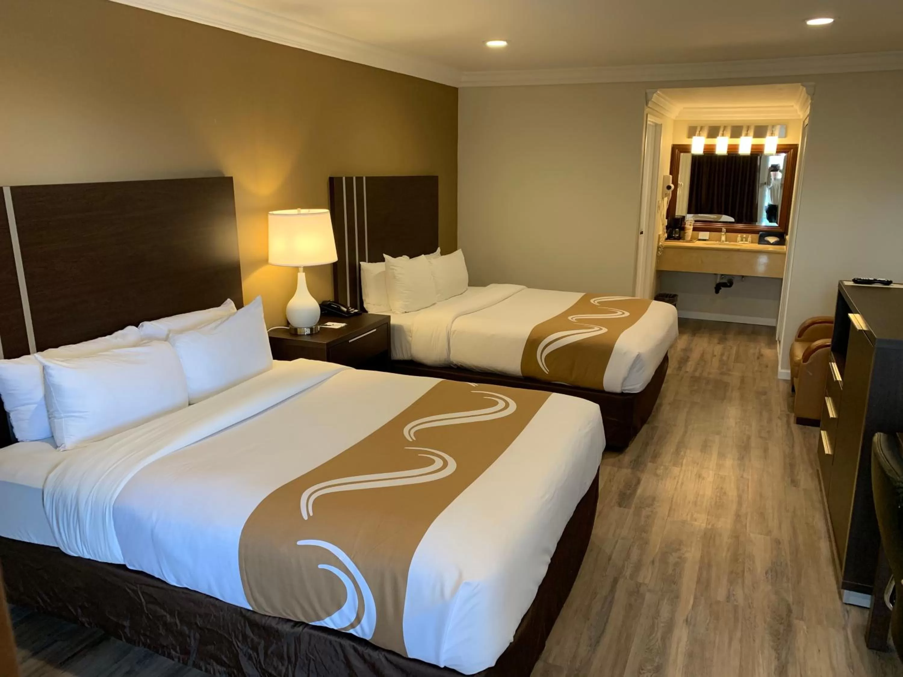 Photo of the whole room, Bed in Quality Inn Long Beach - Signal Hill