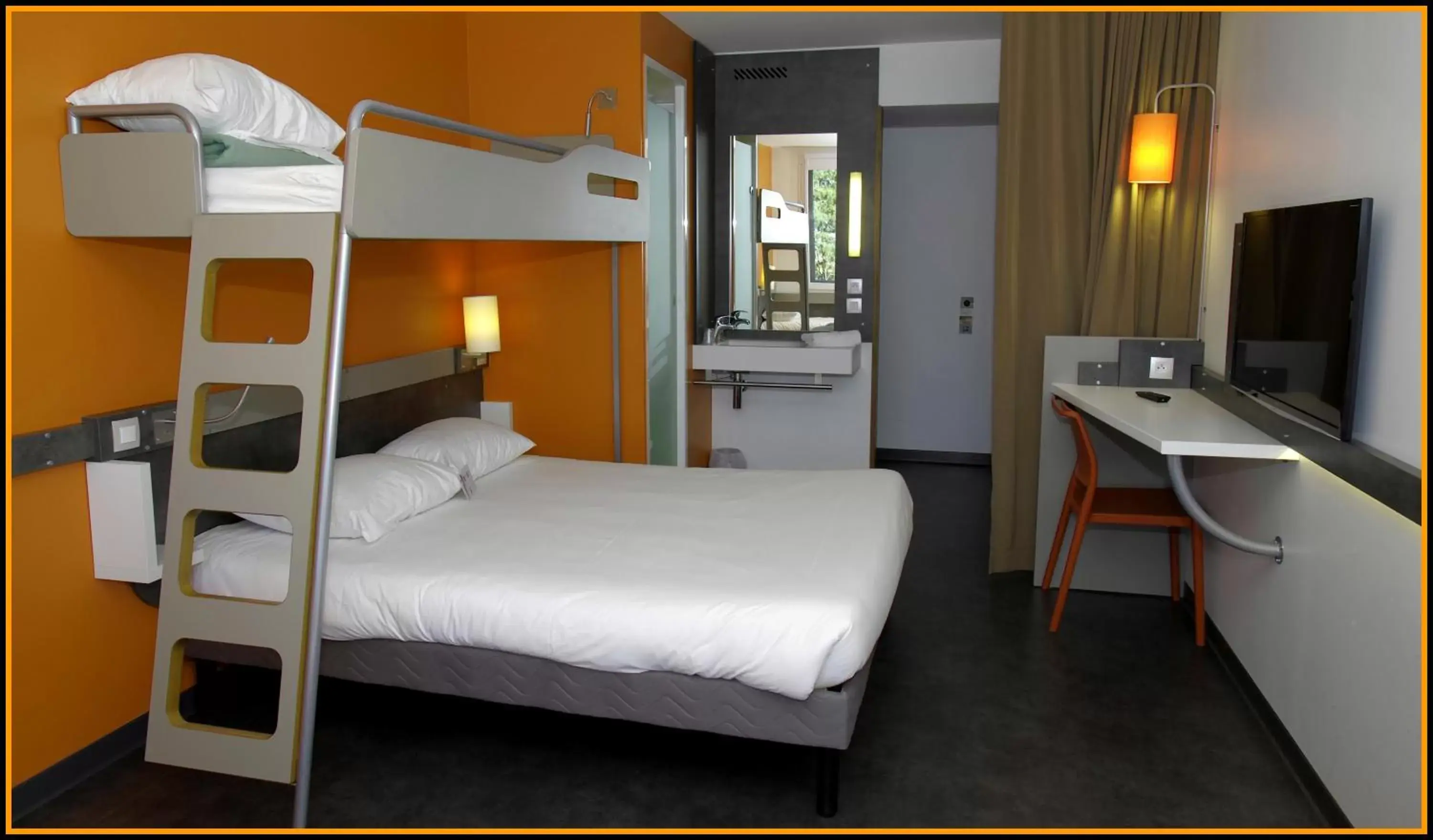 Bedroom in ibis budget Aéroport Lyon Saint Exupéry