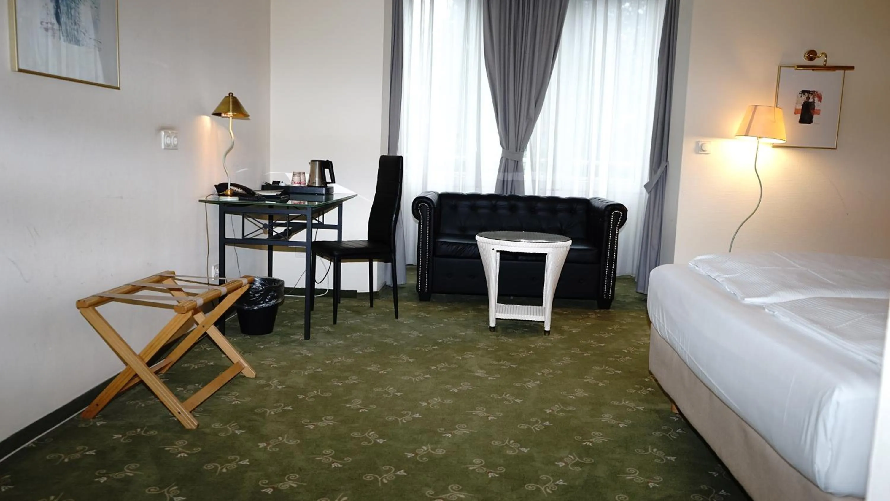 Seating area, Bed in Entrée Groß Borstel Garni Hotel