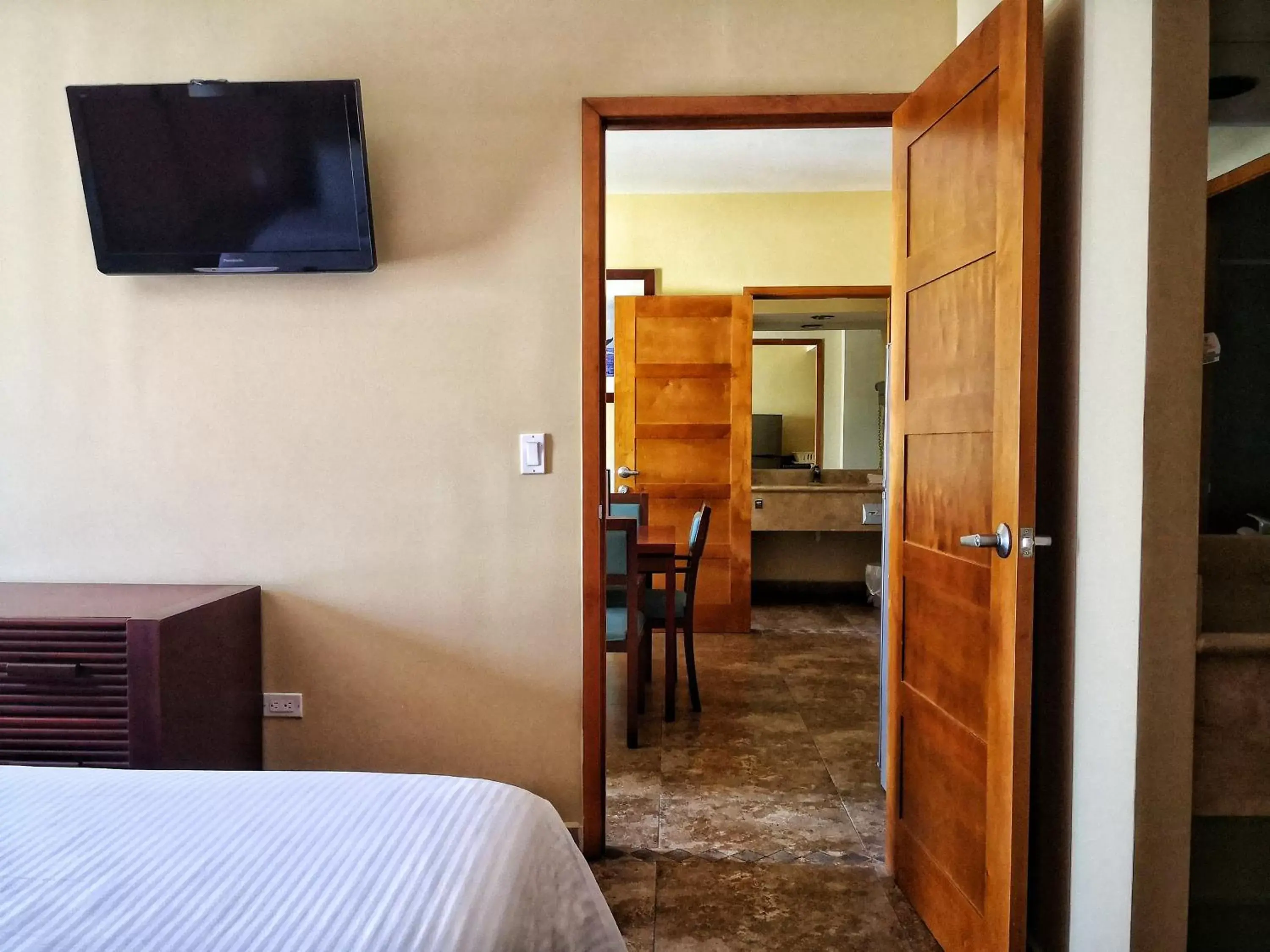 Photo of the whole room, TV/Entertainment Center in Seven Crown La Paz Centro Historico