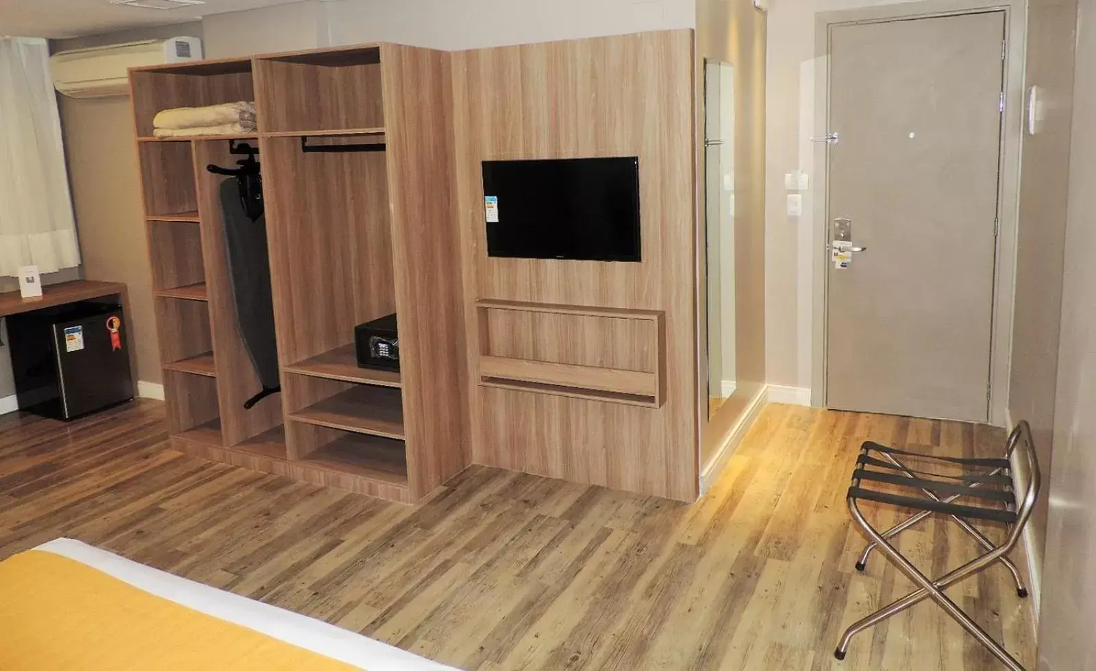 wardrobe, TV/Entertainment Center in Comfort Hotel Maceió