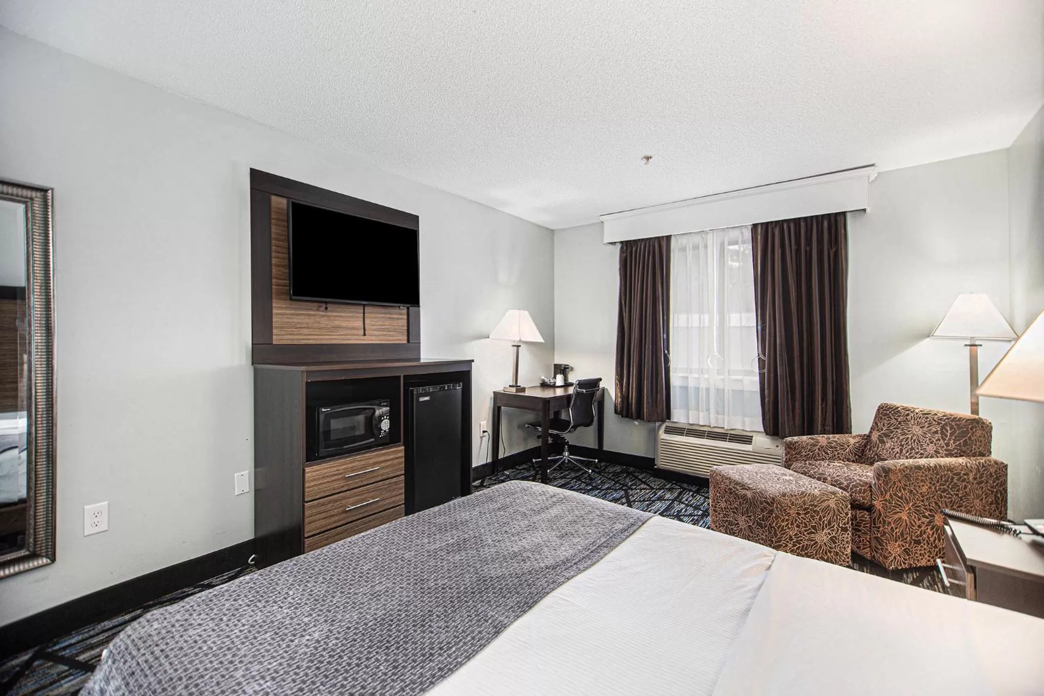 Photo of the whole room, Bed in Baymont by Wyndham Grand Haven