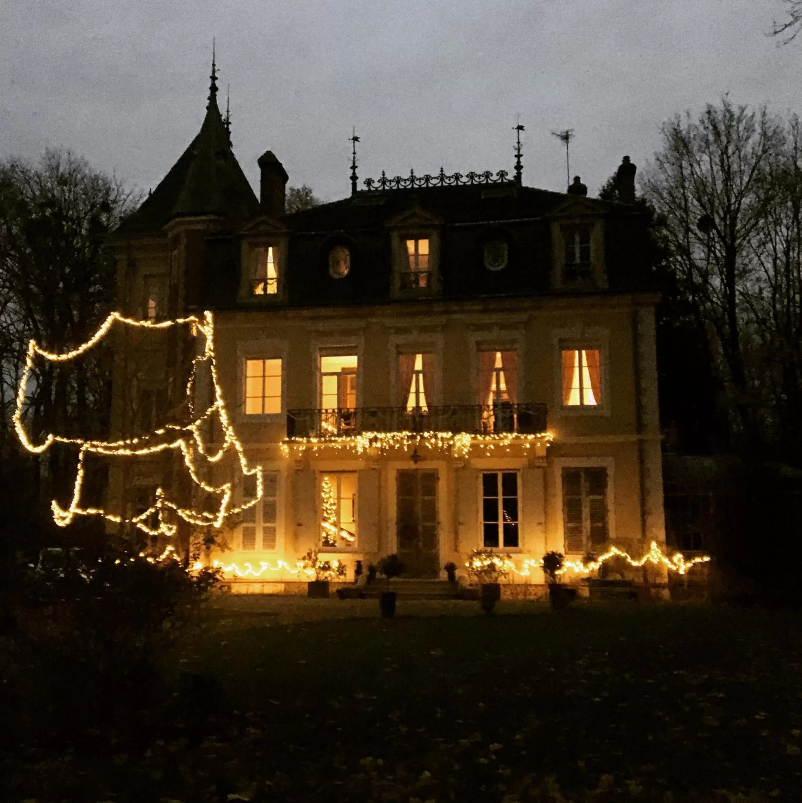 Property Building in Château de Corcelle - Chambres et table d'hôtes