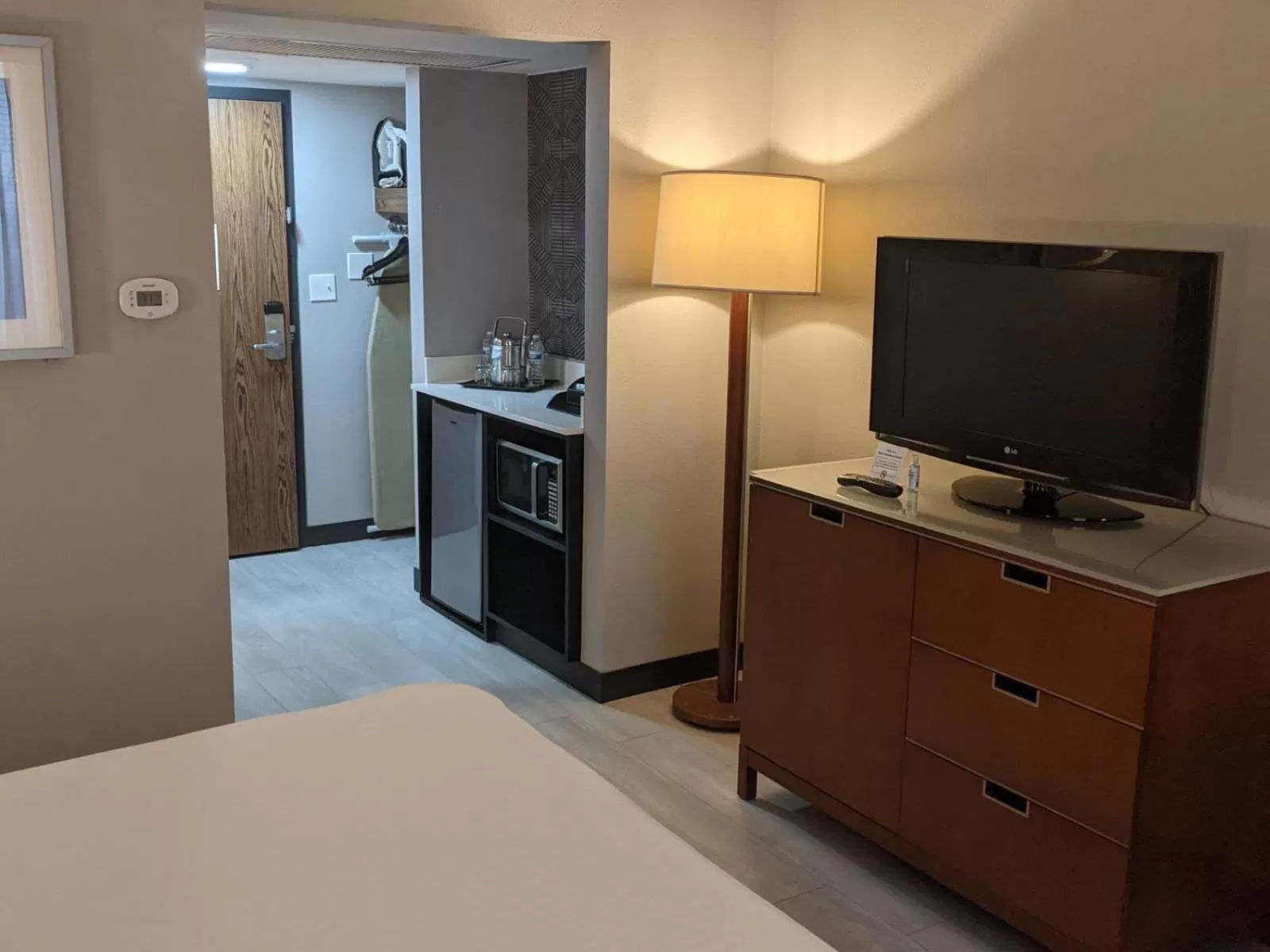 Coffee/tea facilities, Bed in Wyndham Indianapolis Airport