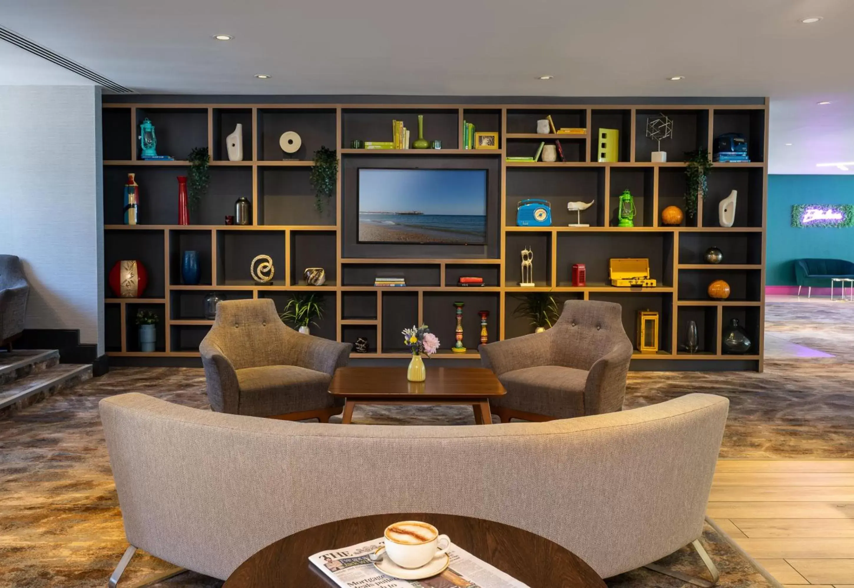 Lobby or reception, Lounge/Bar in Leonardo Royal Hotel Brighton Waterfront - Formerly Jurys Inn