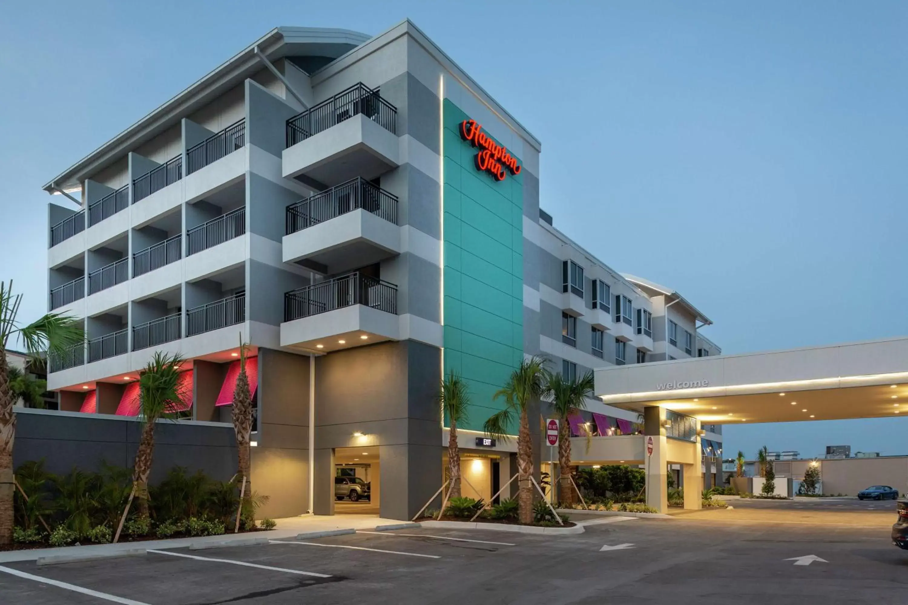 Property building in Hampton Inn Dunedin, Fl Property building in Hampton Inn Dunedin, Fl