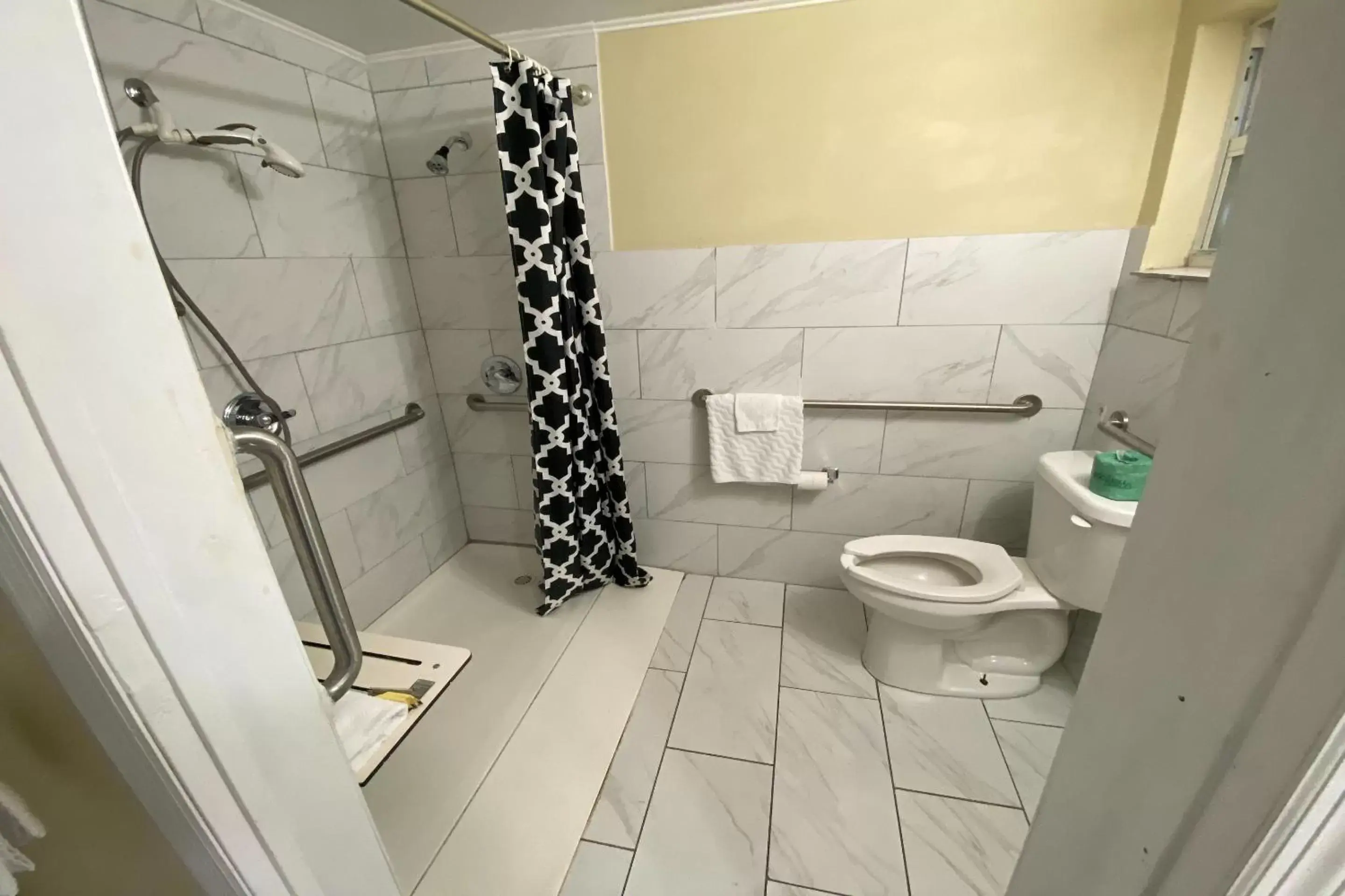 Bathroom in Sunrise Inn by OYO Titusville FL