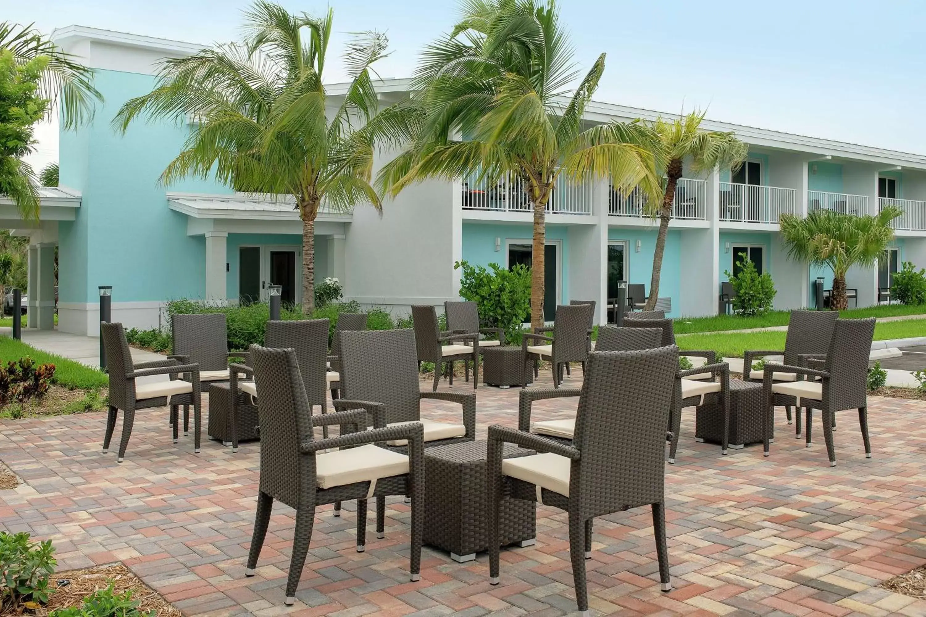 Patio, Restaurant/Places to Eat in Hampton Inn Marathon - Florida Keys