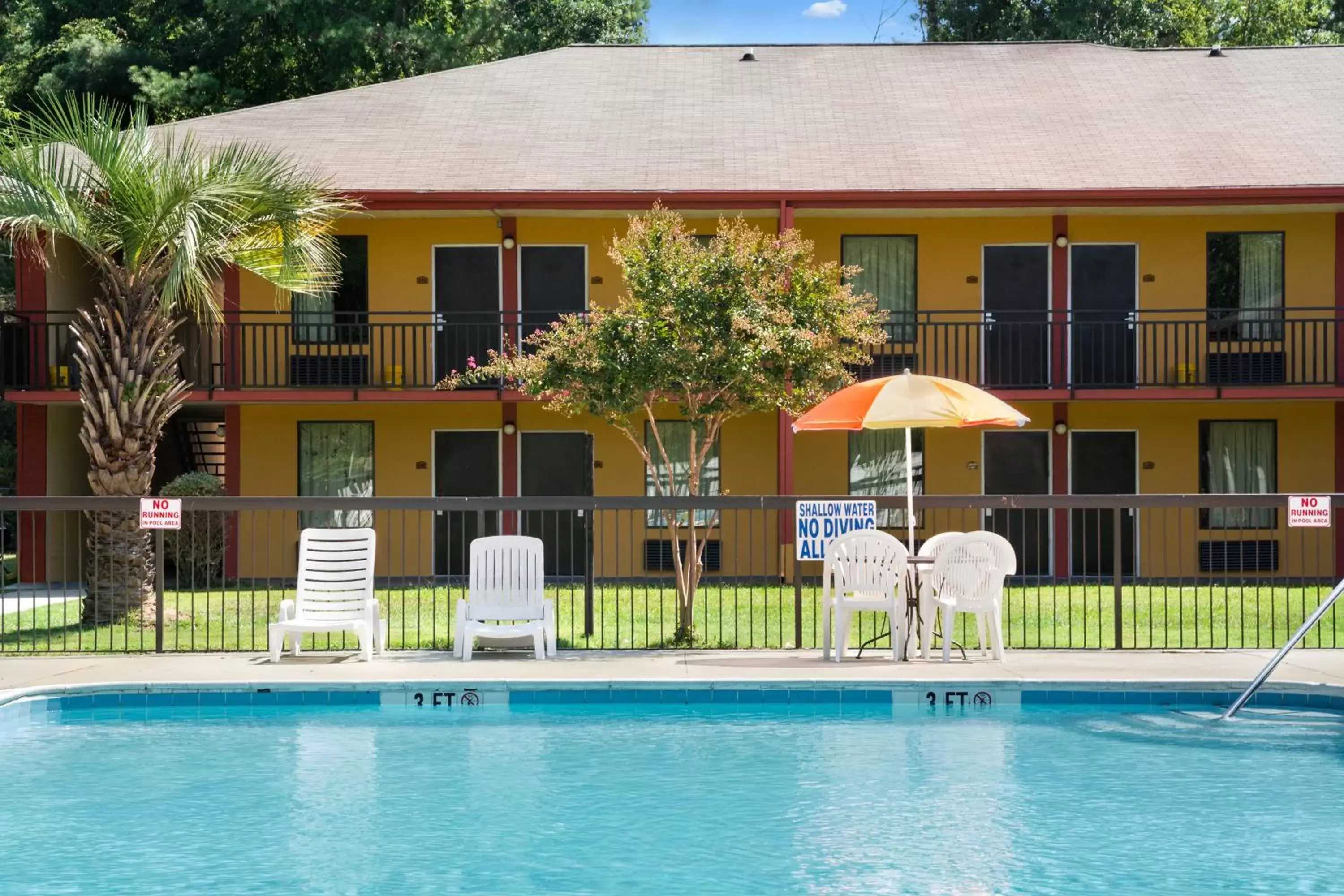 Property building, Swimming Pool in Knights Inn Aiken