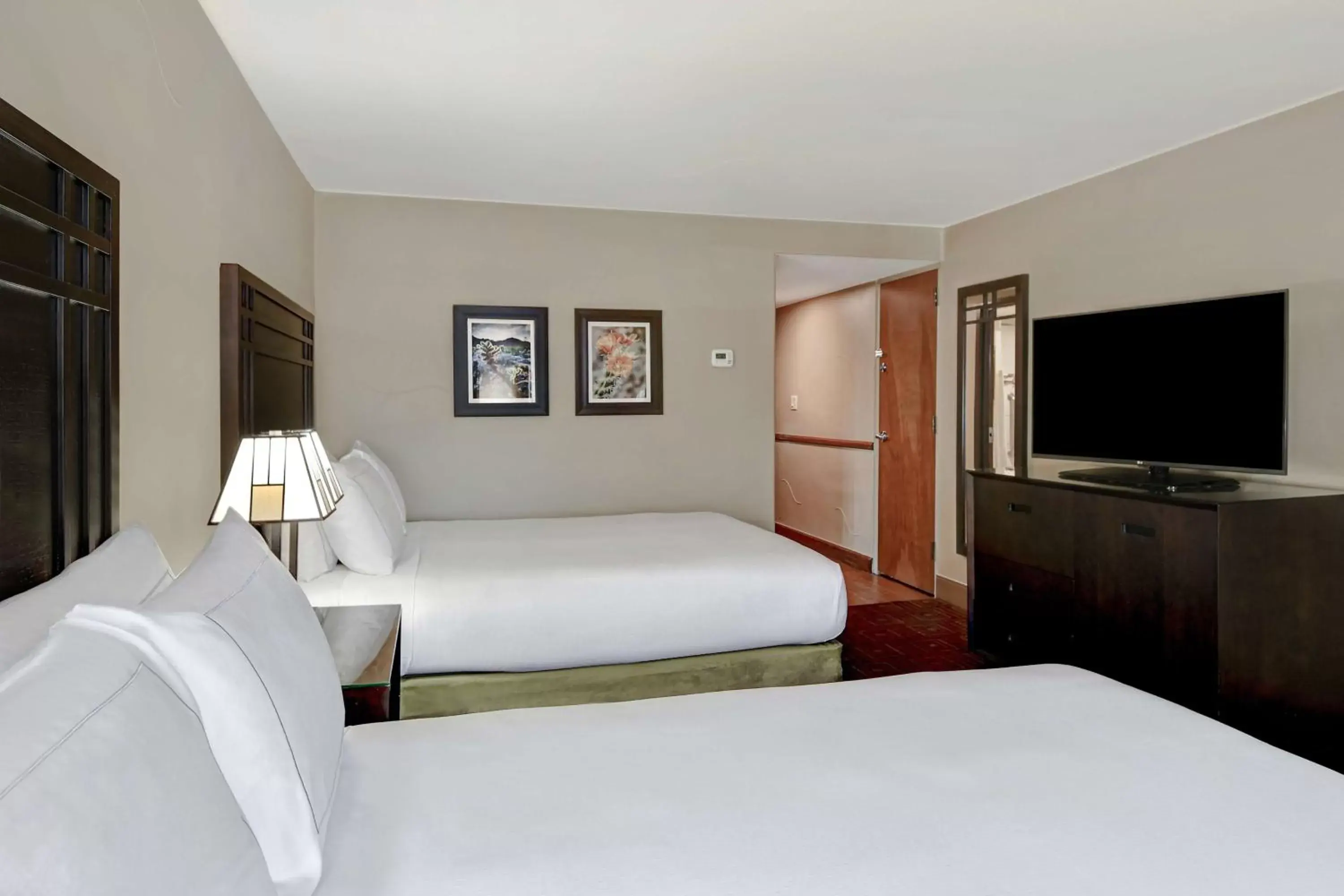 Bed in DoubleTree by Hilton Phoenix- Tempe