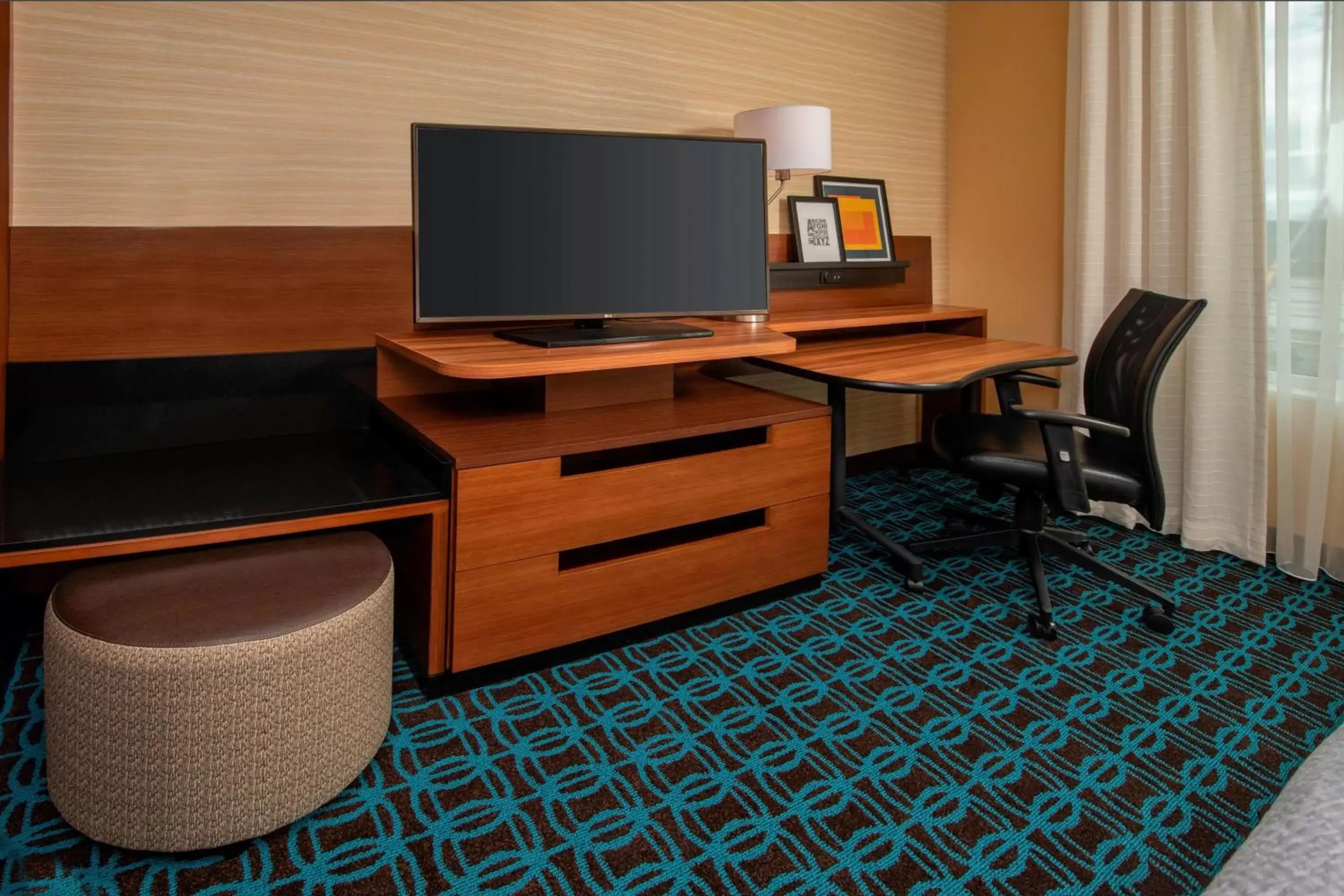 Photo of the whole room, TV/Entertainment Center in Fairfield Inn & Suites by Marriott Harrisburg International Airport