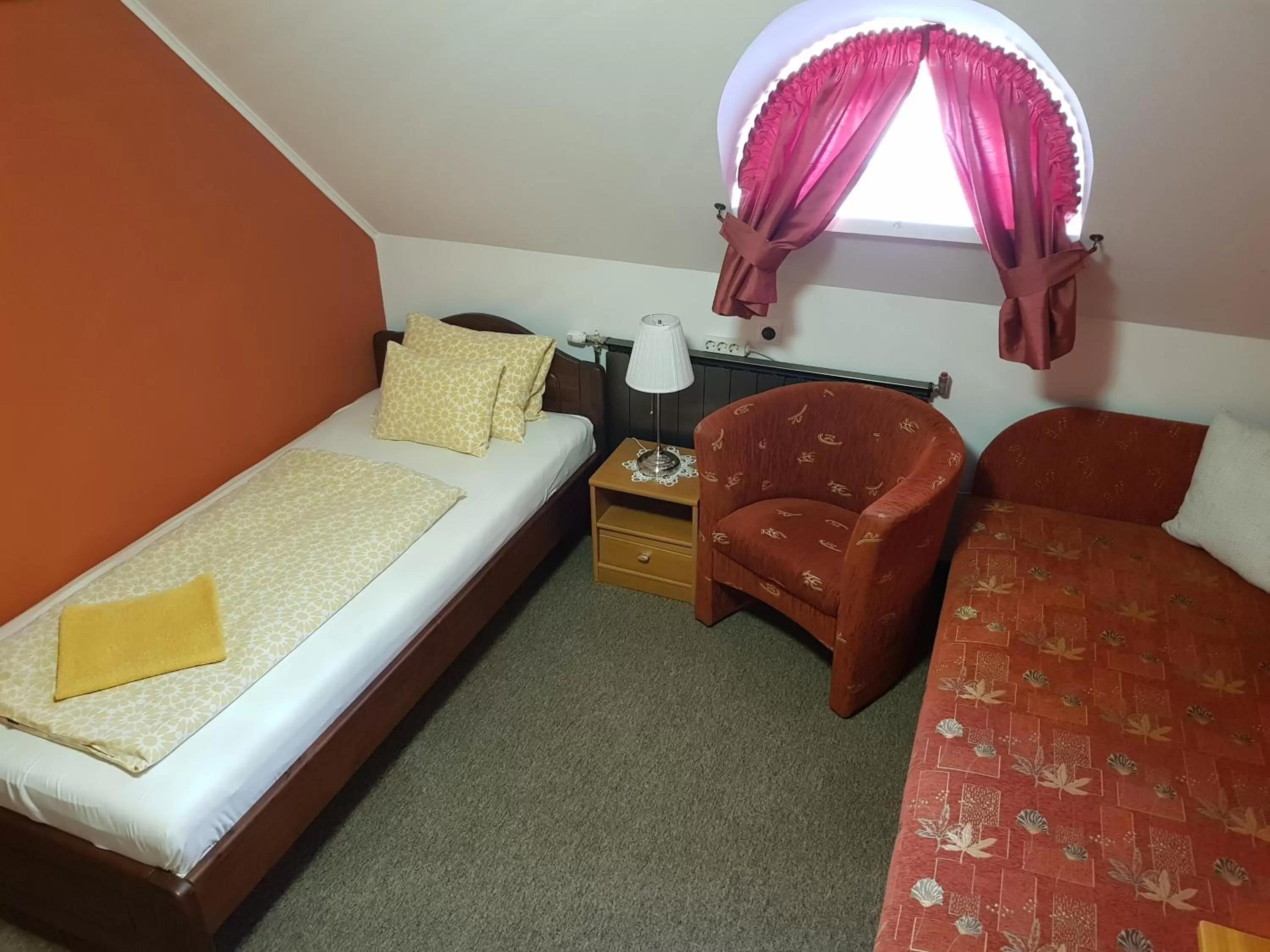 Photo of the whole room, Bed in Duna Panzió