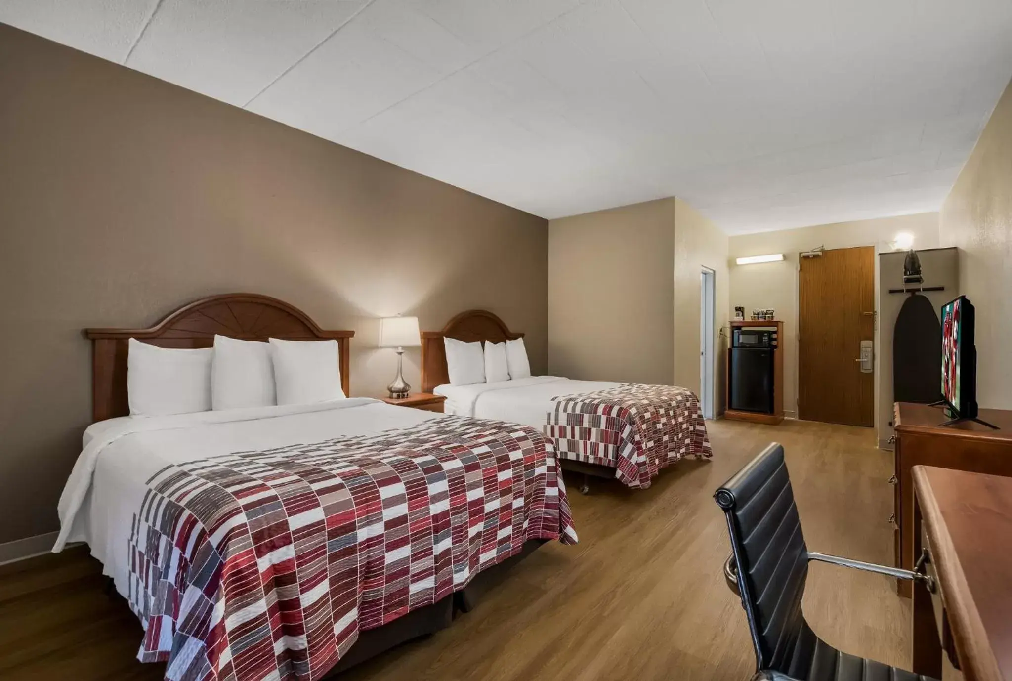 Photo of the whole room, Bed in Red Roof Inn and Suites Newark - University