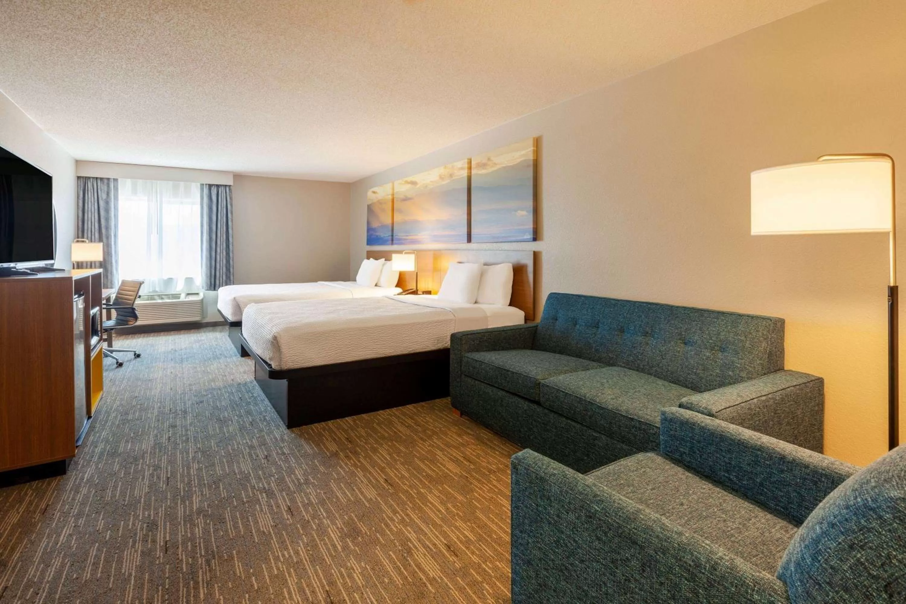 Photo of the whole room, Bed in Days Inn by Wyndham Racine/Sturtevant